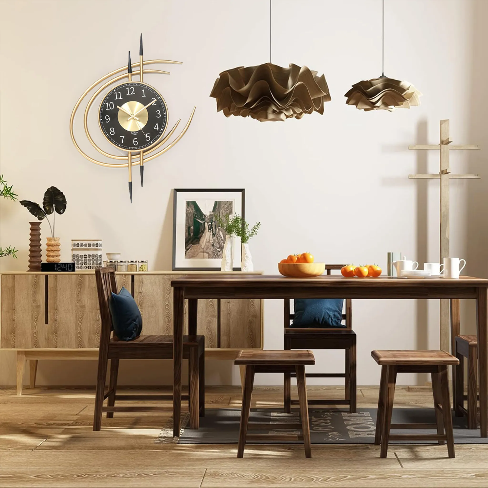 Ein Esszimmer mit Holztisch, Stühlen und Uhr an der Wand. Orangen und Dekoration stehen auf dem Tisch.