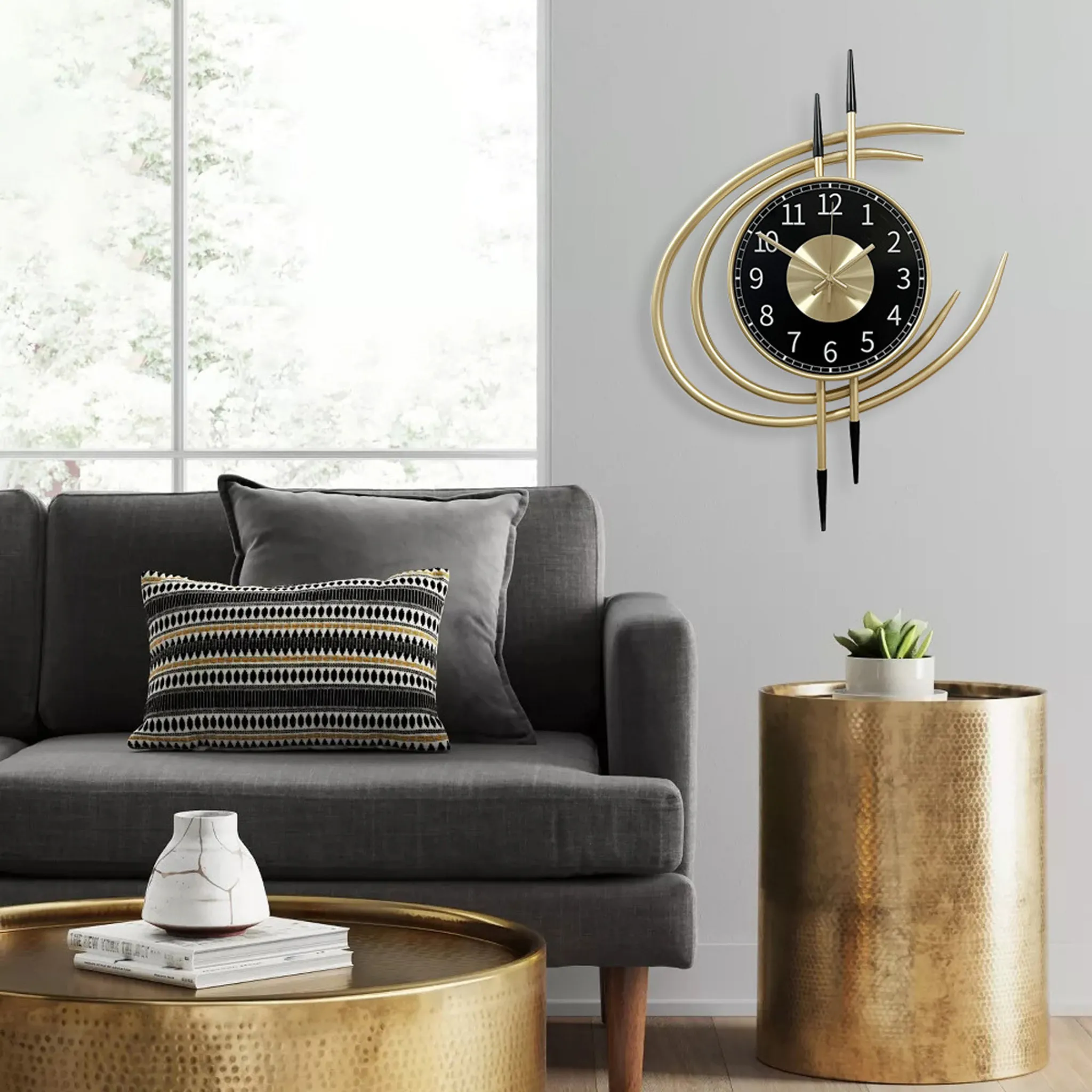 Ein modernes Wohnzimmer mit Uhr, Sofa, Tischen und Fenster. Die Uhr ist gold und schwarz.