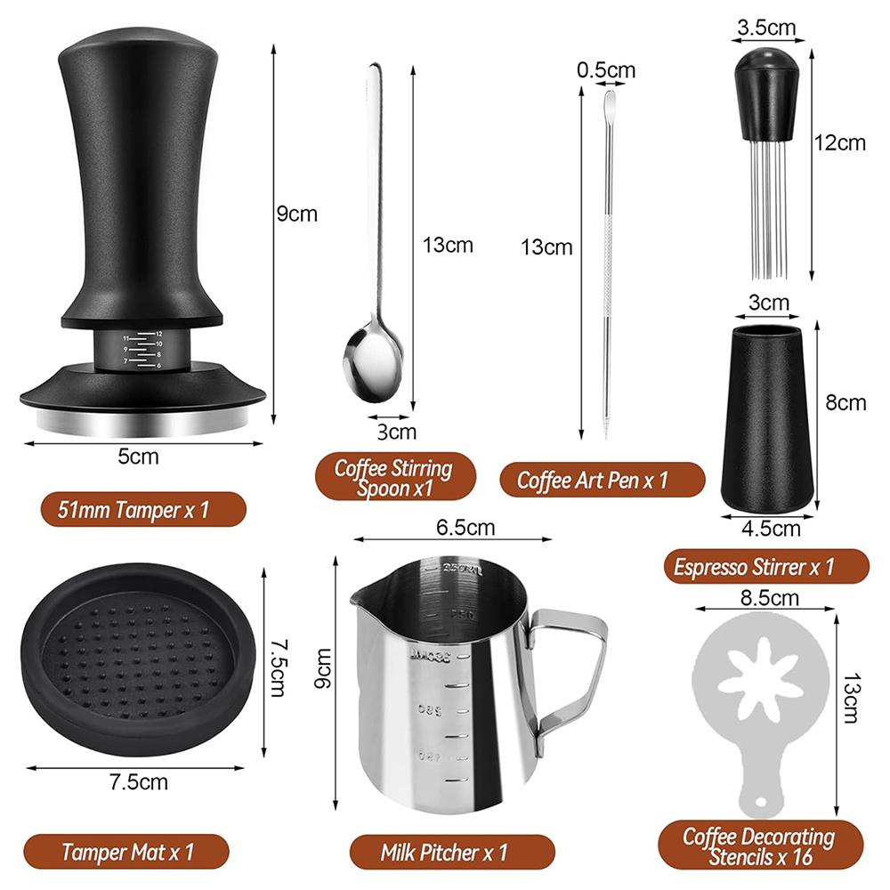 Kaffeewerkzeuge: Tamper, Löffel, Kunststift, Espressostirrer, Schablonen, Milchkanne und Tampermatte mit ihren Größen.