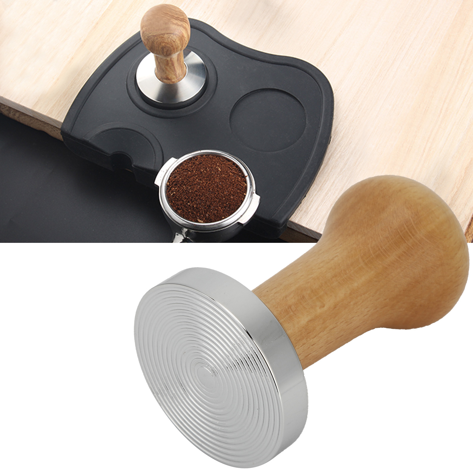 Kaffeetampfer mit Holzgriff, Siebträger mit Kaffeepulver und schwarzer Matte auf Holzoberfläche.
