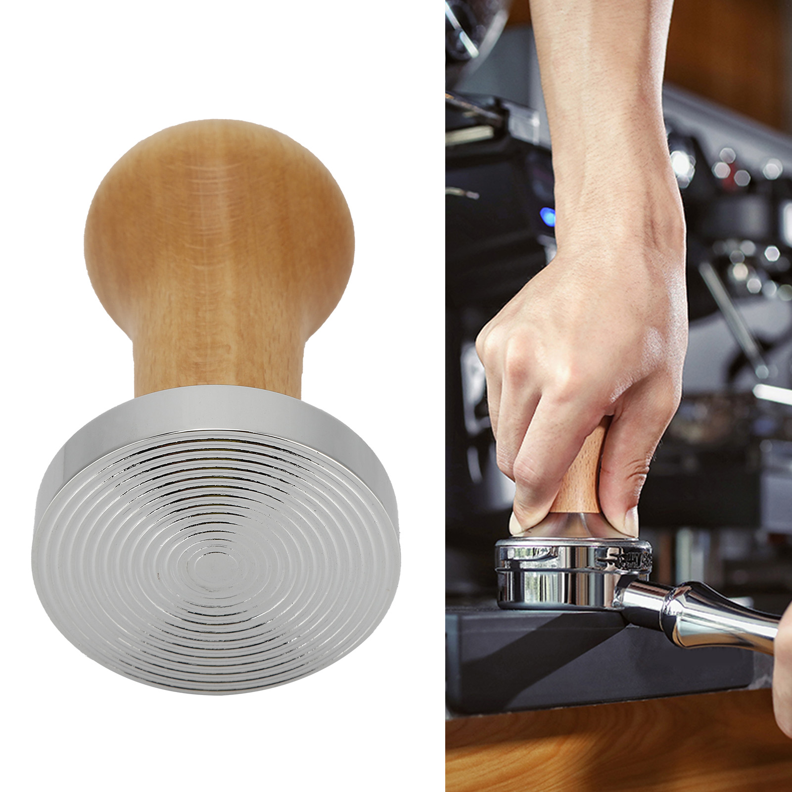 Eine Hand, die einen Tamper auf eine Espressomaschine drückt. Der Tamper ist aus Holz und Silber. Der Hintergrund ist ein Café.