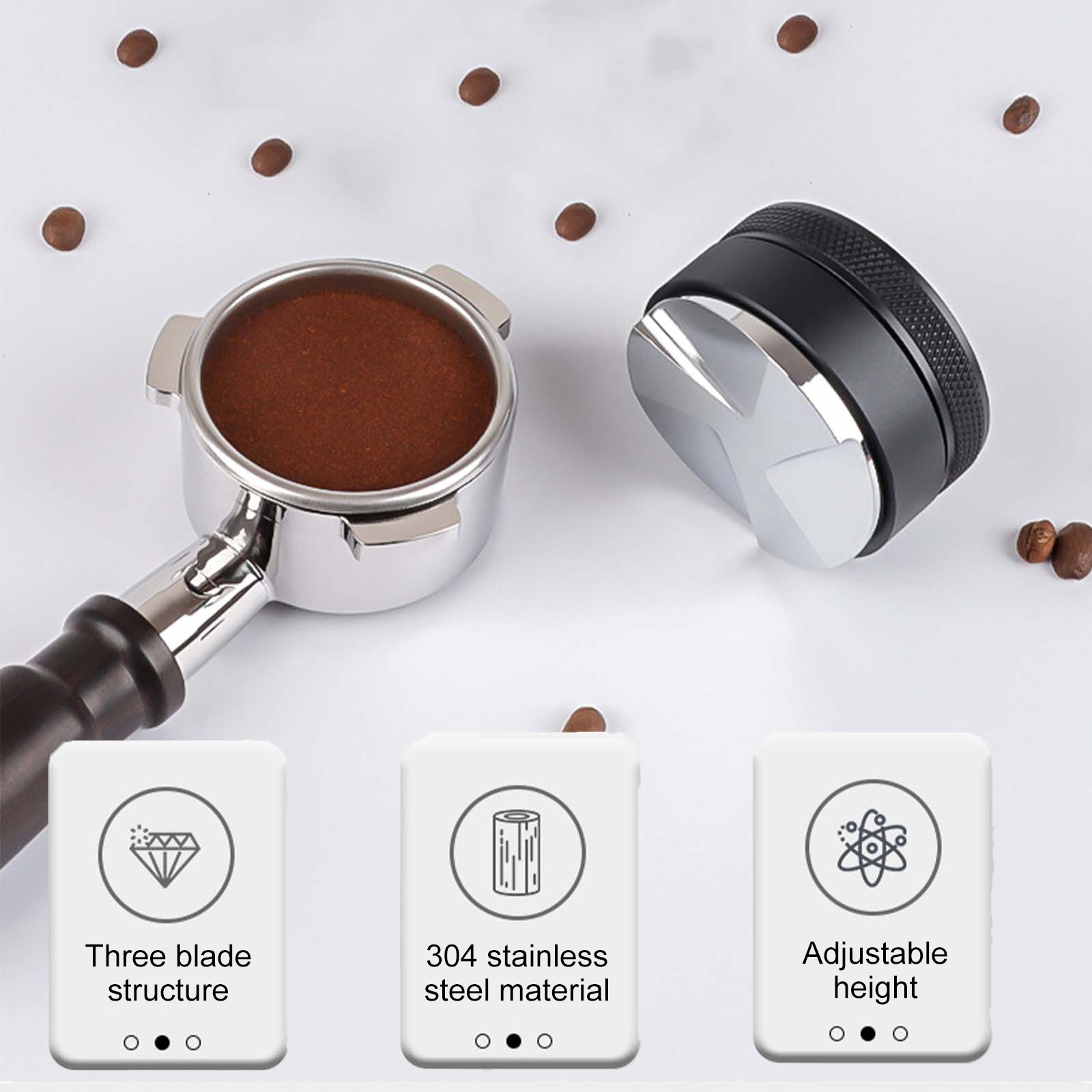 Ein Kaffee-Siebträger mit Kaffeepulver, ein Tamper und verstreute Kaffeebohnen auf weißem Untergrund.