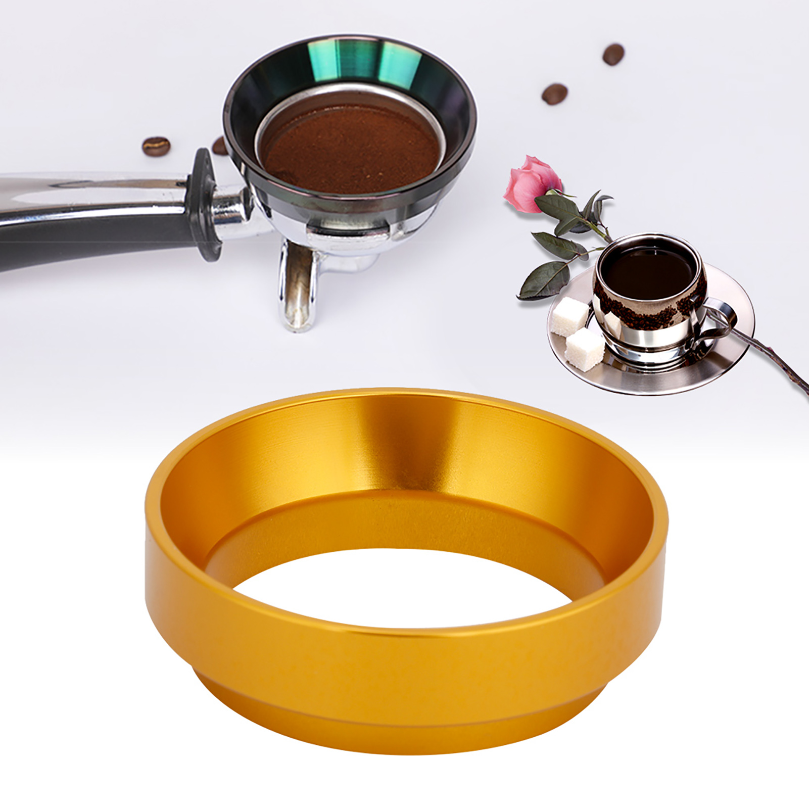 Kaffee-Setup: Siebträger mit Kaffee, Tasse mit Kaffee, Zuckerwürfel, goldener Ring, Rose, Kaffeebohnen auf Weiß.