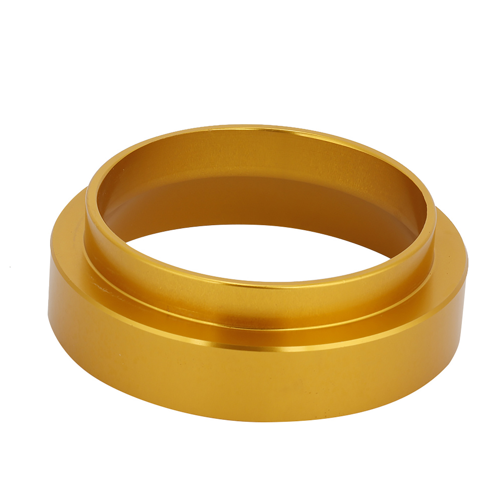 Ein goldener, kreisförmiger Metallring mit flachem Boden. Der Ring hat eine erhöhte Innenlippe und liegt vor weißem Hintergrund.