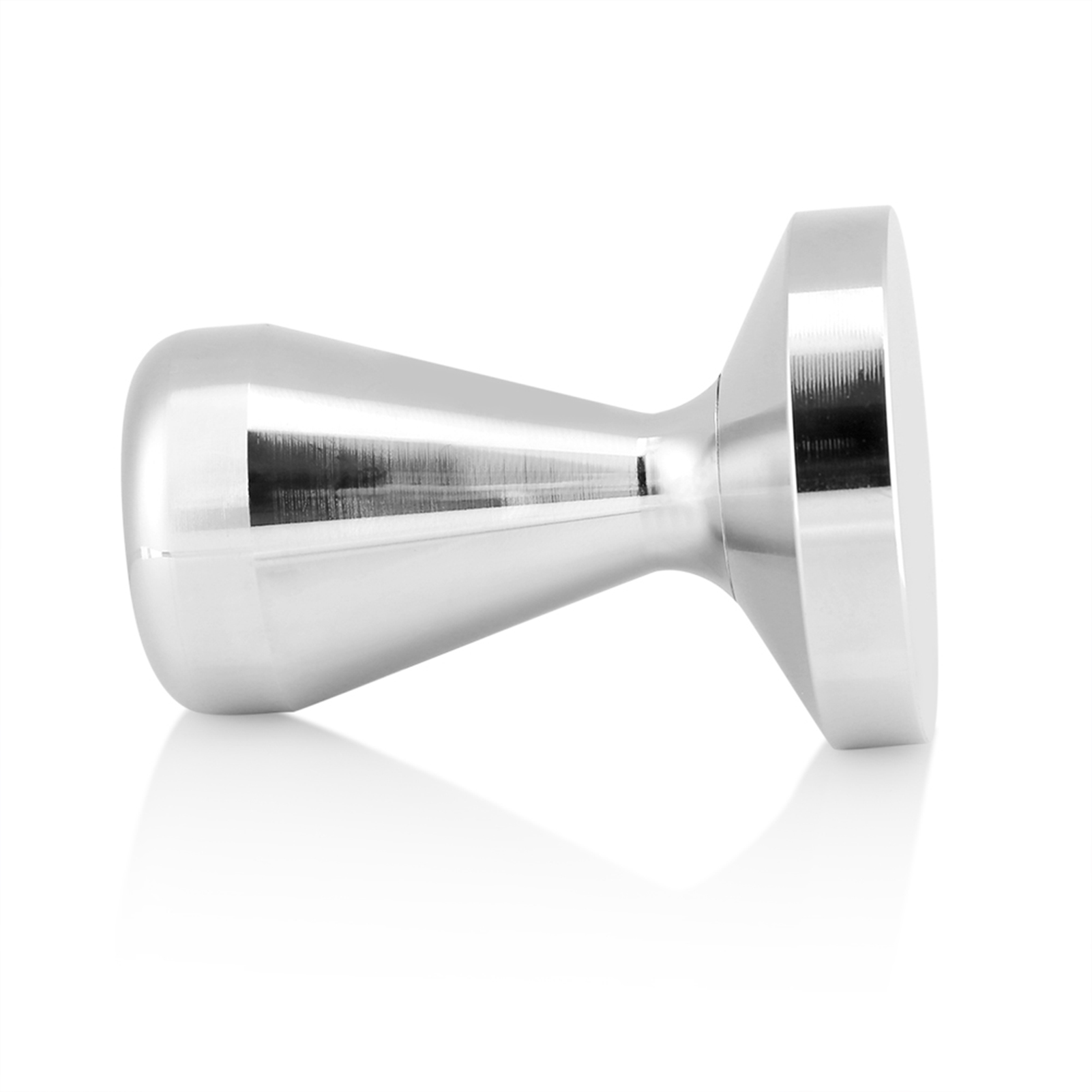 Ein silberner Kaffeetamper auf weißem Hintergrund. Er hat einen Griff und eine flache Basis. Der Tamper reflektiert Licht.