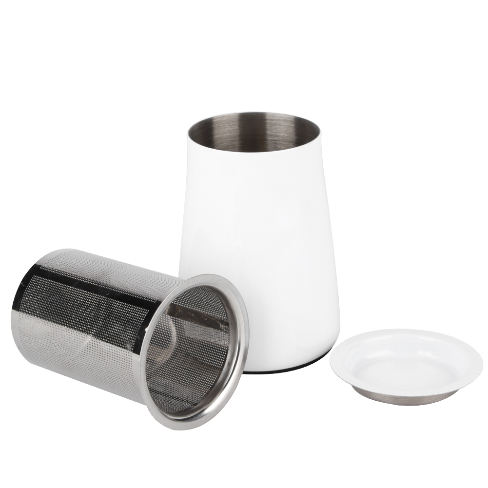 Ein weißes Tee-Infusionsset. Enthält eine weiße Tasse, einen Edelstahl-Mesh-Filter und eine kleine weiße Untertasse.