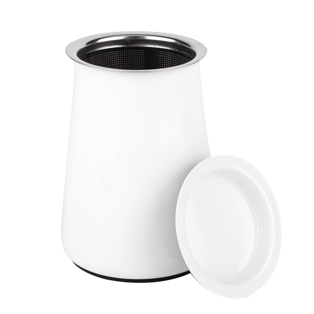 Ein weißer Tee-Infuser mit silbernem Rand und Deckel. Der Infuser befindet sich neben dem Deckel auf weißem Hintergrund.