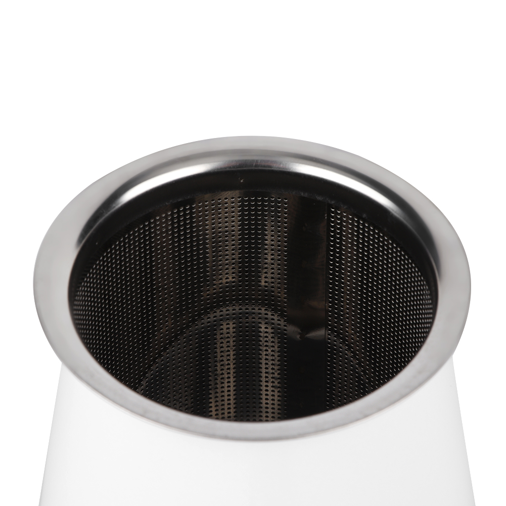 Nahaufnahme eines weißen Tee-Infusers mit Edelstahlrand und perforiertem Innenraum, vor weißem Hintergrund.
