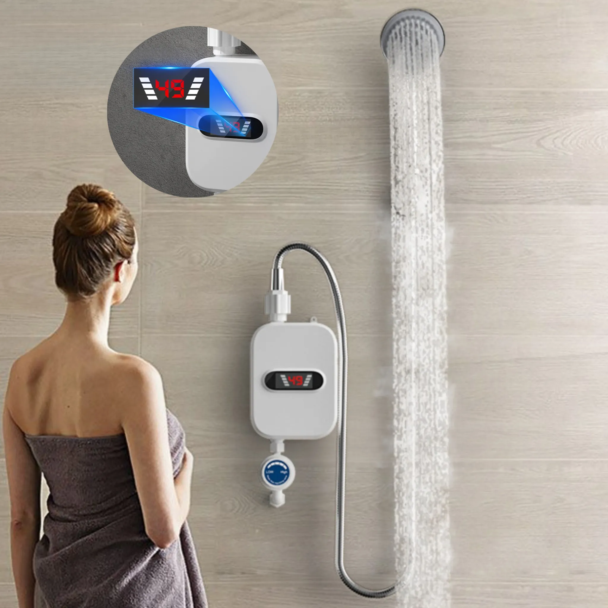 Eine Frau im Handtuch steht in der Nähe einer Dusche. Ein digitales Display am Wasserkocher zeigt die Temperatur.