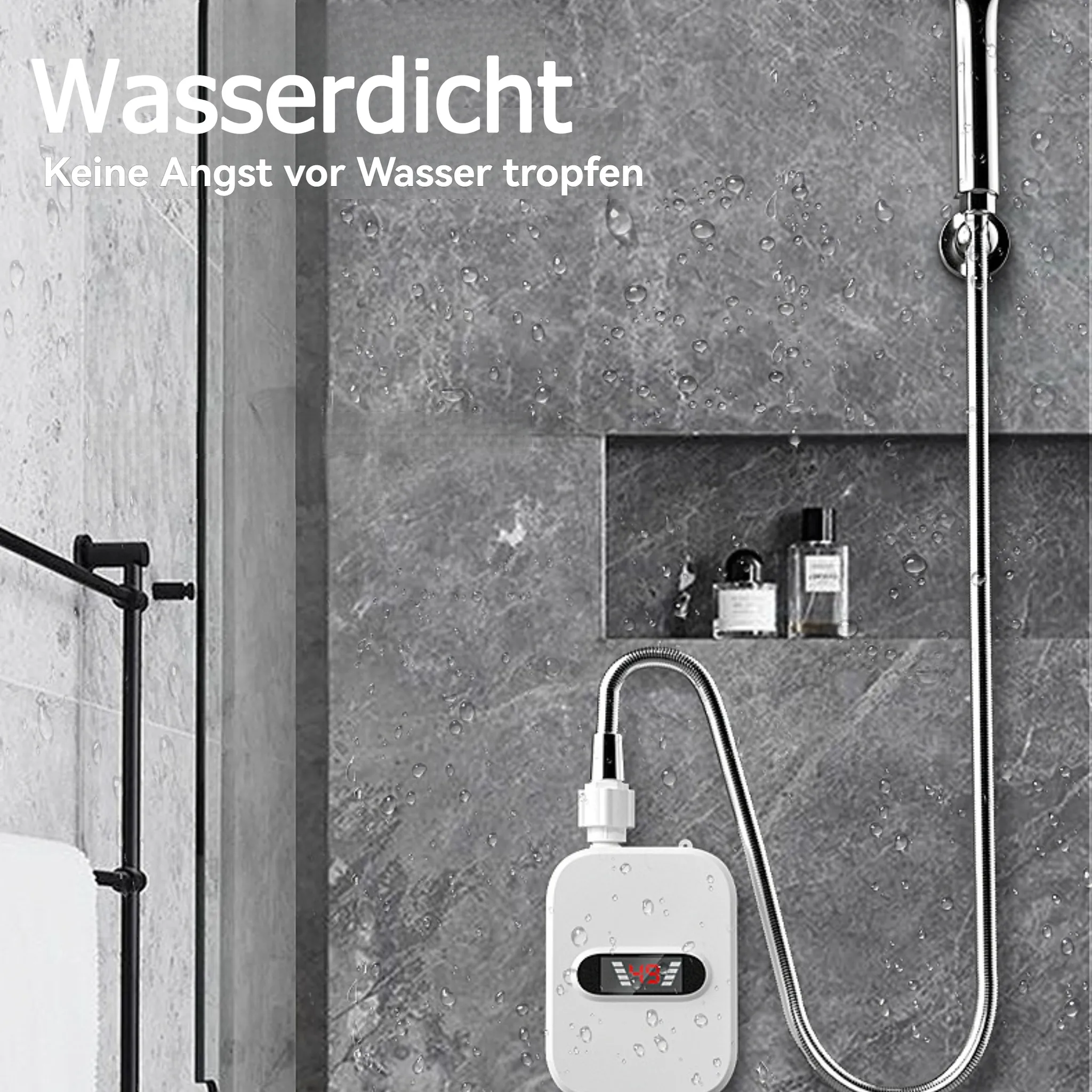 Ein weißer Warmwasserbereiter mit digitaler Anzeige, mit Duschkopf und Handtuchhalter in einem grau gefliesten Badezimmer.