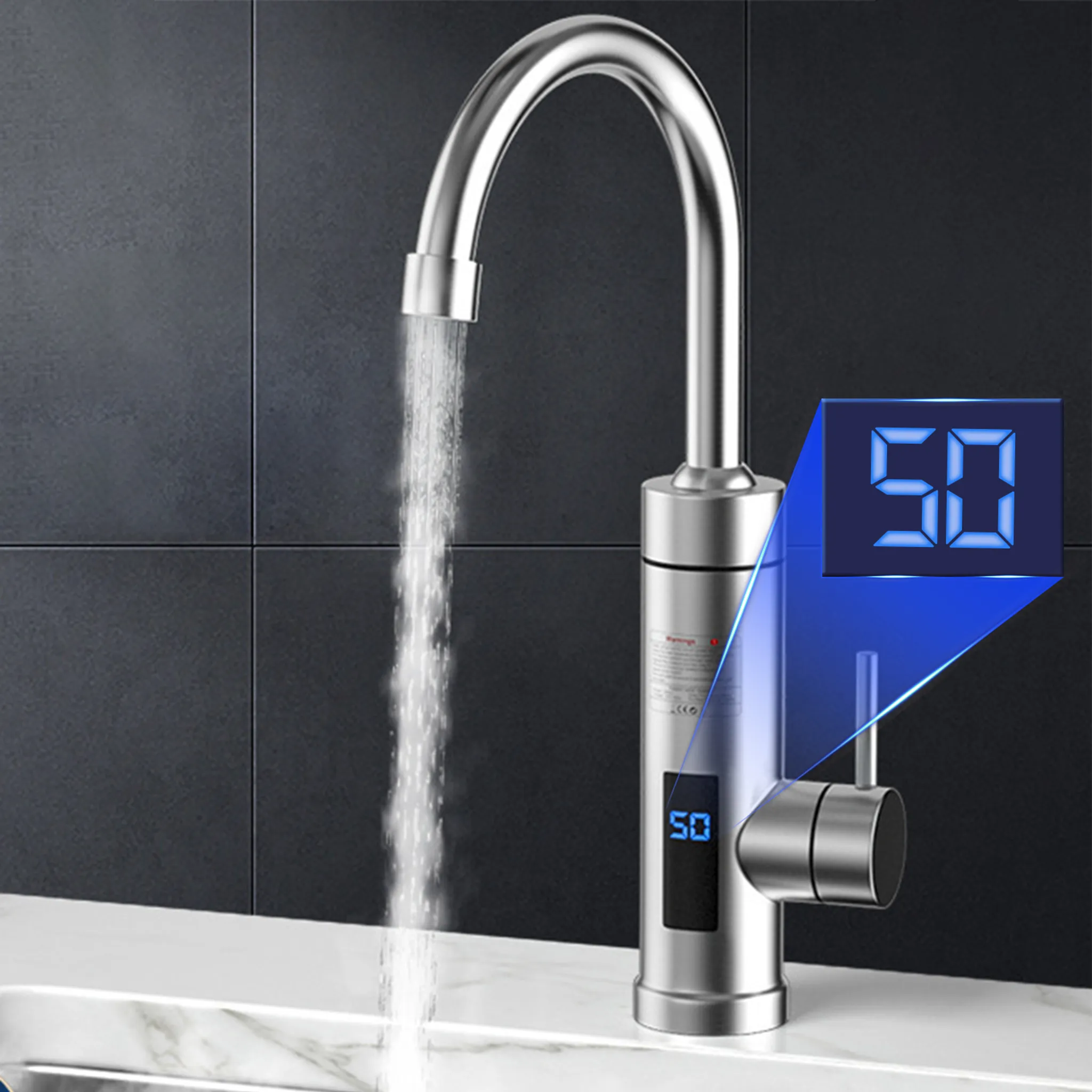 Ein moderner silberner Wasserhahn mit fließendem Wasser. Ein digitales Display zeigt "50". Der Hintergrund ist eine geflieste Wand.