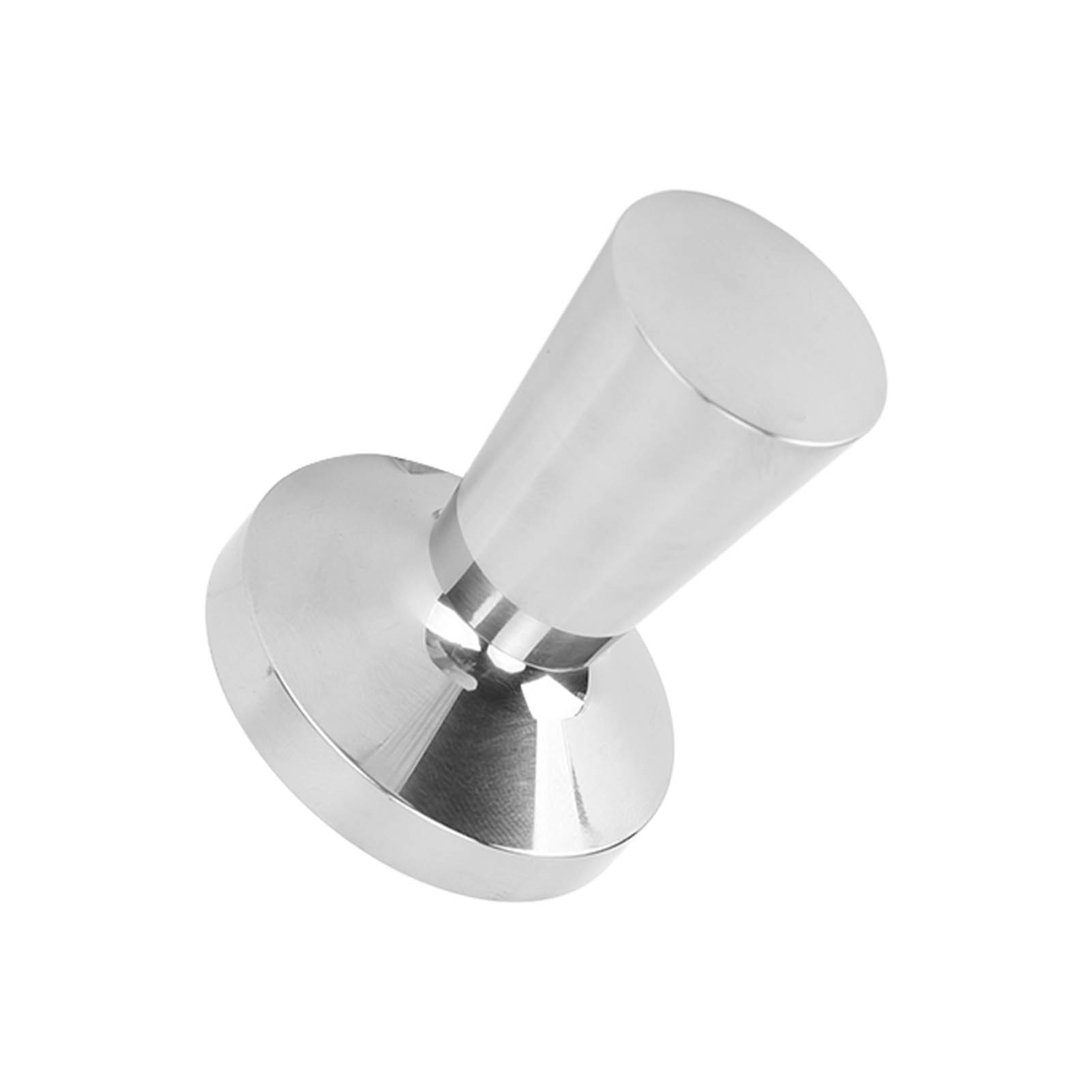Ein verchromter Kaffee-Tamper, bestehend aus einer flachen Basis und einem konischen Griff, vor weißem Hintergrund.