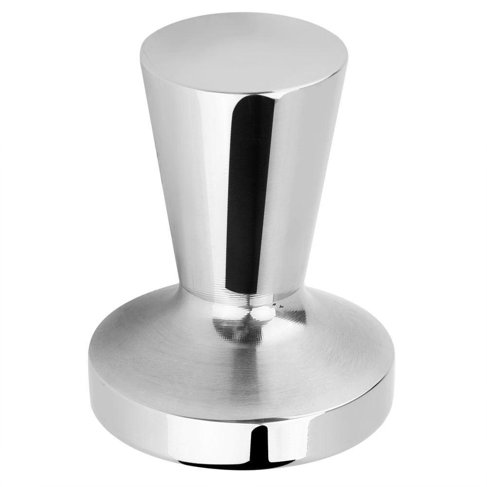 Ein verchromter Kaffeetampfer. Er hat eine zylindrische Oberseite und einen konischen Körper, der zu einer flachen, kreisförmigen Basis führt.