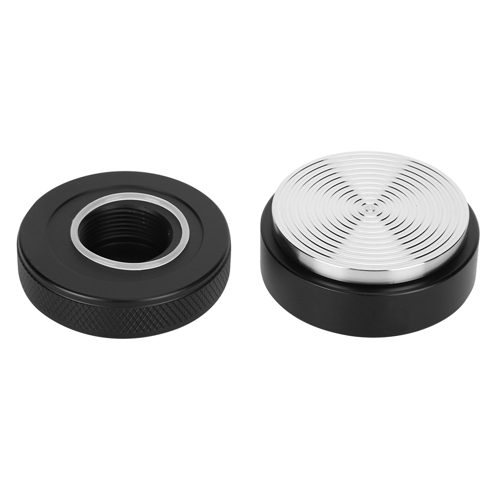Zwei schwarze und silberne Metall-Kaffee-Tamper. Einer hat ein Innengewinde, der andere eine geriffelte Silberbasis. Beide befinden sich auf weißem Hintergrund.
