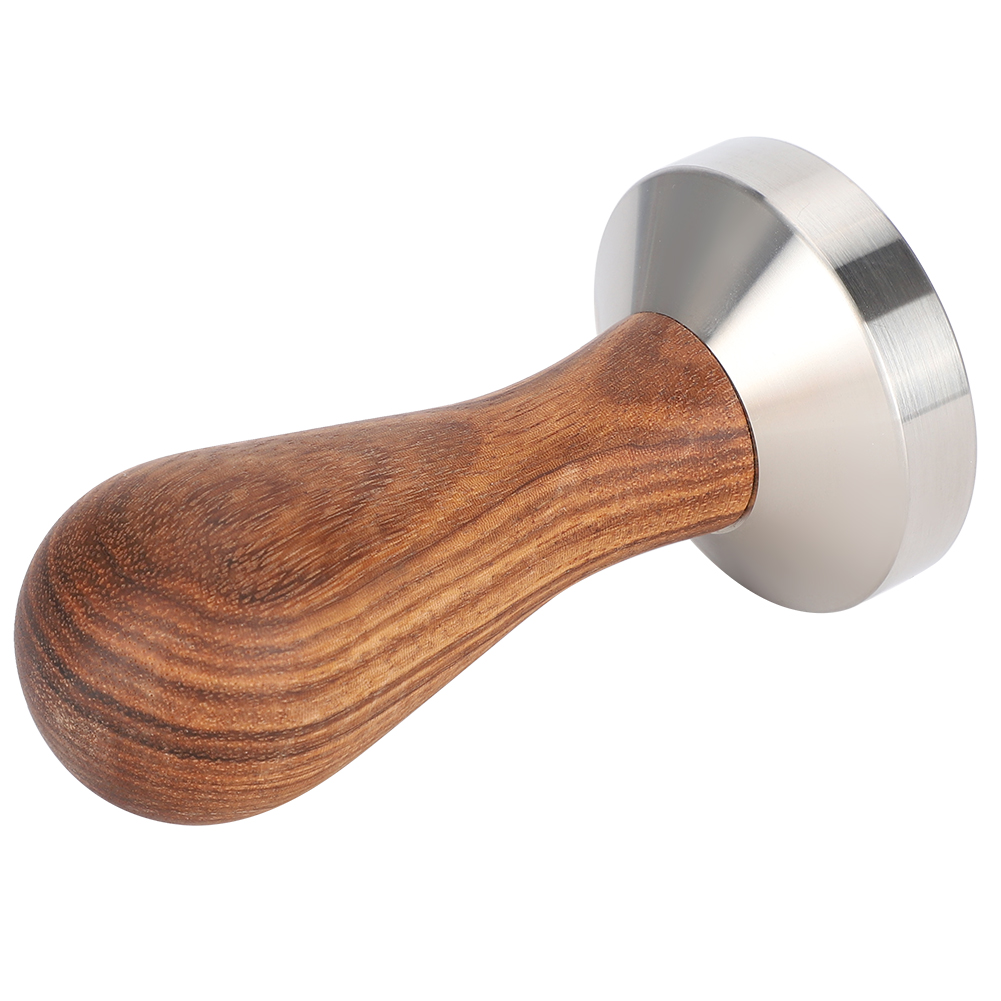 Ein Kaffeetampfer mit Holzgriff und silberfarbener Metallbasis, vor weißem Hintergrund.