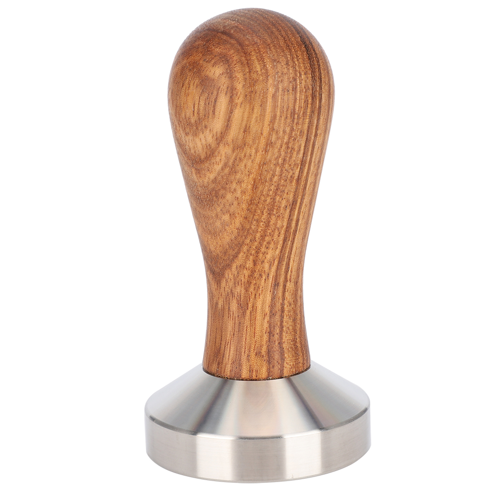 Ein Kaffeetamper mit Holzgriff und silberner Basis, der aufrecht vor weißem Hintergrund steht.
