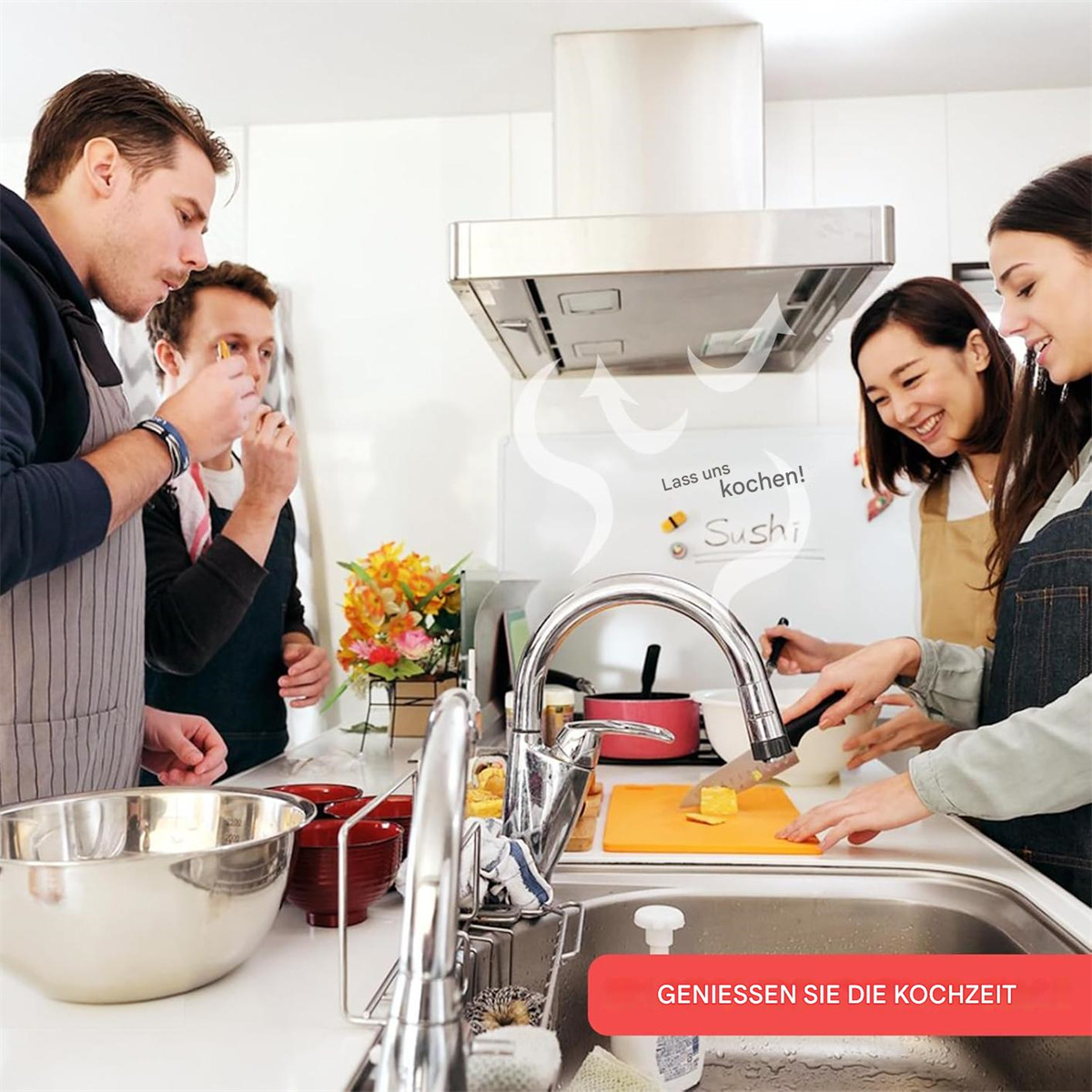 Menschen kochen Sushi in einer Küche. Sie lächeln und arbeiten zusammen. Die Küche hat ein Waschbecken und eine Dunstabzugshaube.