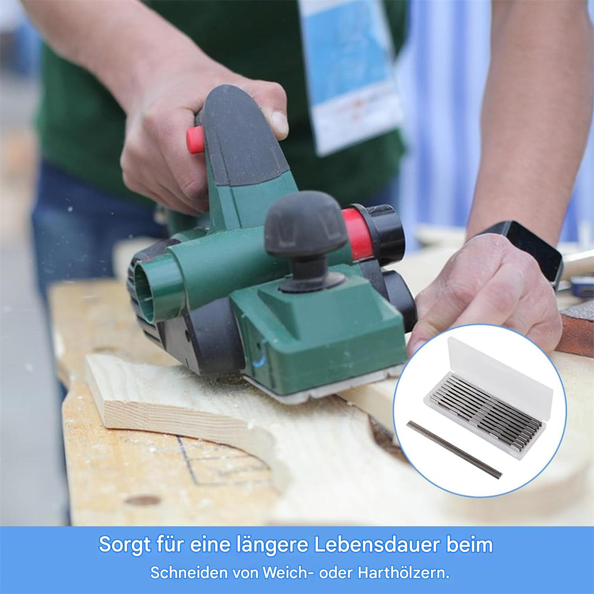 Eine Person verwendet einen grünen Hobel auf Holz. Staub entsteht. Eine Schachtel mit Metallfeilen befindet sich in der Ecke. Der Text sagt, dass es Weich- oder Hartholz schneidet.