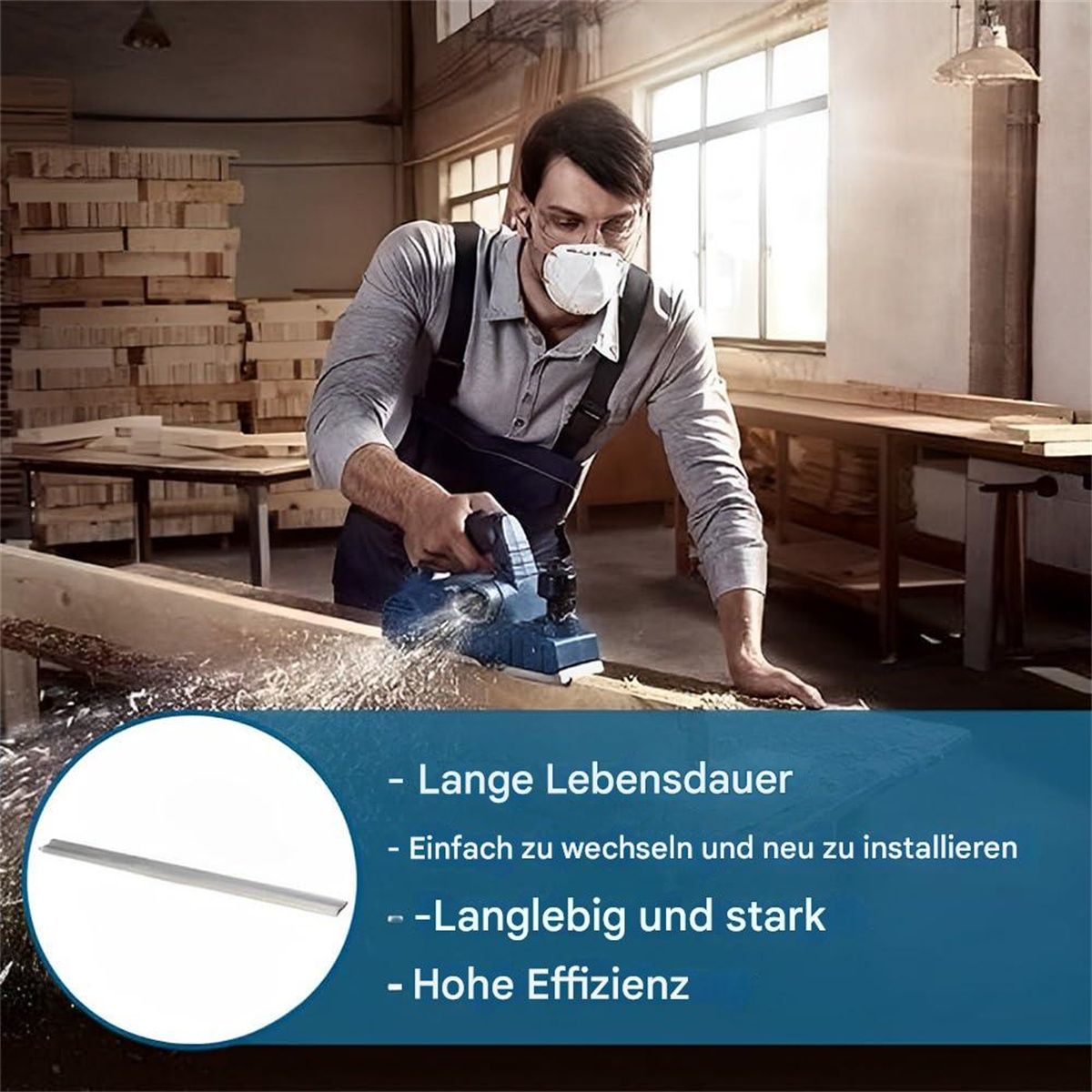 Ein Mann in einer Werkstatt benutzt einen blauen Hobel auf Holz. Er trägt eine Maske und einen Overall. Sägemehl fliegt. Im Hintergrund Holzstapel und Bänke.