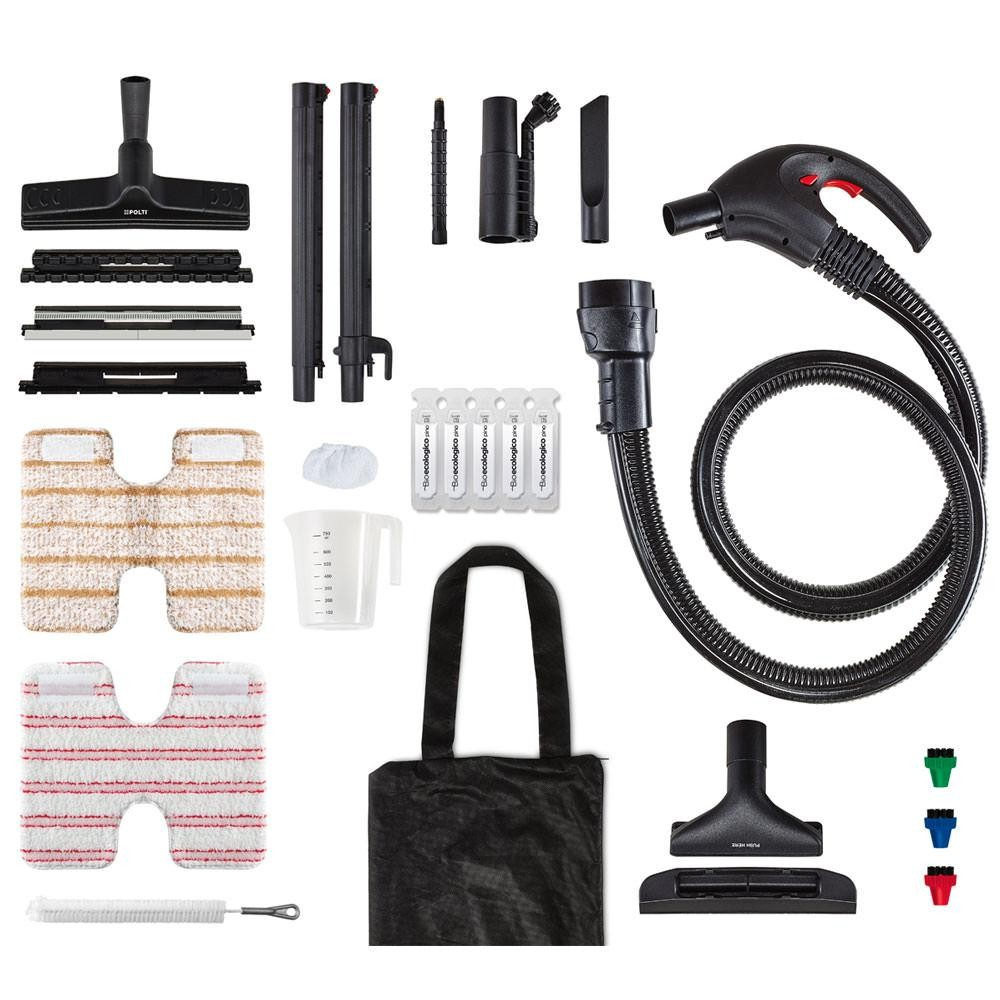 Un kit de limpiador a vapor sobre fondo blanco. Incluye varios accesorios, almohadillas de limpieza, una taza medidora y una bolsa negra.