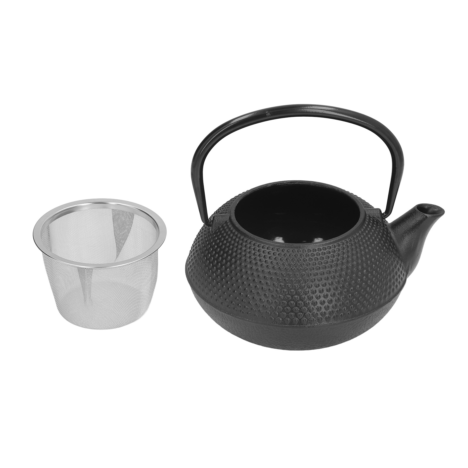 Eine schwarze gusseiserne Teekanne mit einem Teefilter aus Metallgitter steht auf einer weißen Oberfläche.