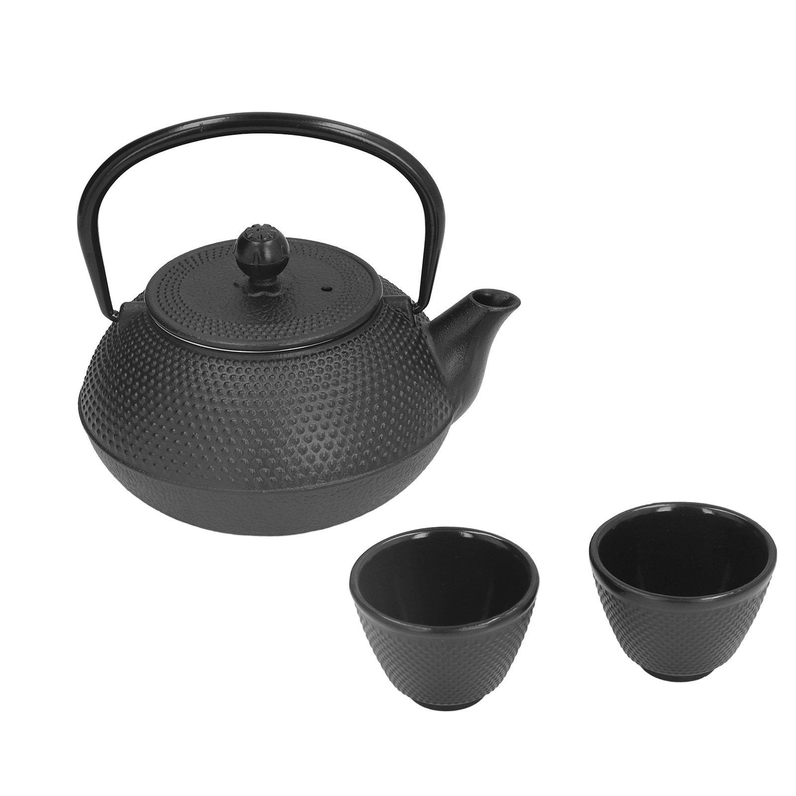 Schwarze Teekanne mit zwei Tassen. Die Teekanne hat einen Henkel und einen Deckel. Die Tassen haben strukturierte Seiten.