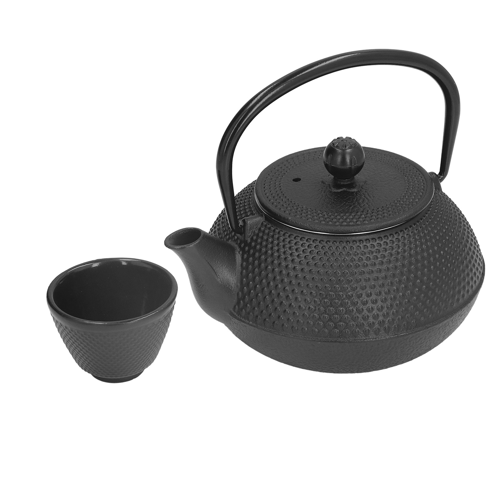 Schwarze gusseiserne Teekanne mit passender Tasse auf weißem Hintergrund. Die Teekanne hat einen Griff und einen Deckel. Die Tasse befindet sich neben der Teekanne.