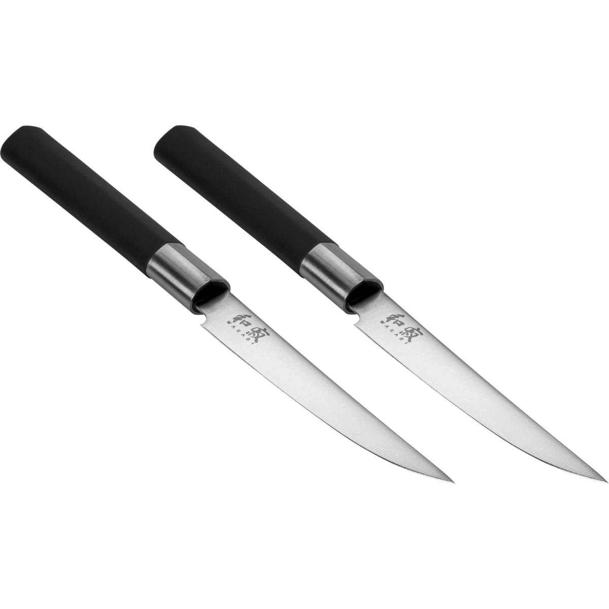 Zwei Messer mit schwarzen Griffen und silbernen Klingen sind zum Betrachter hin abgewinkelt. Auf den Klingen ist Text aufgedruckt.