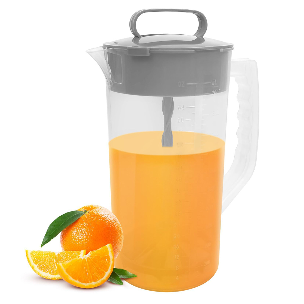 Ein Krug mit Orangensaft, eine Orange und Scheiben, mit grauem Deckel und Griff. Weißer Hintergrund.