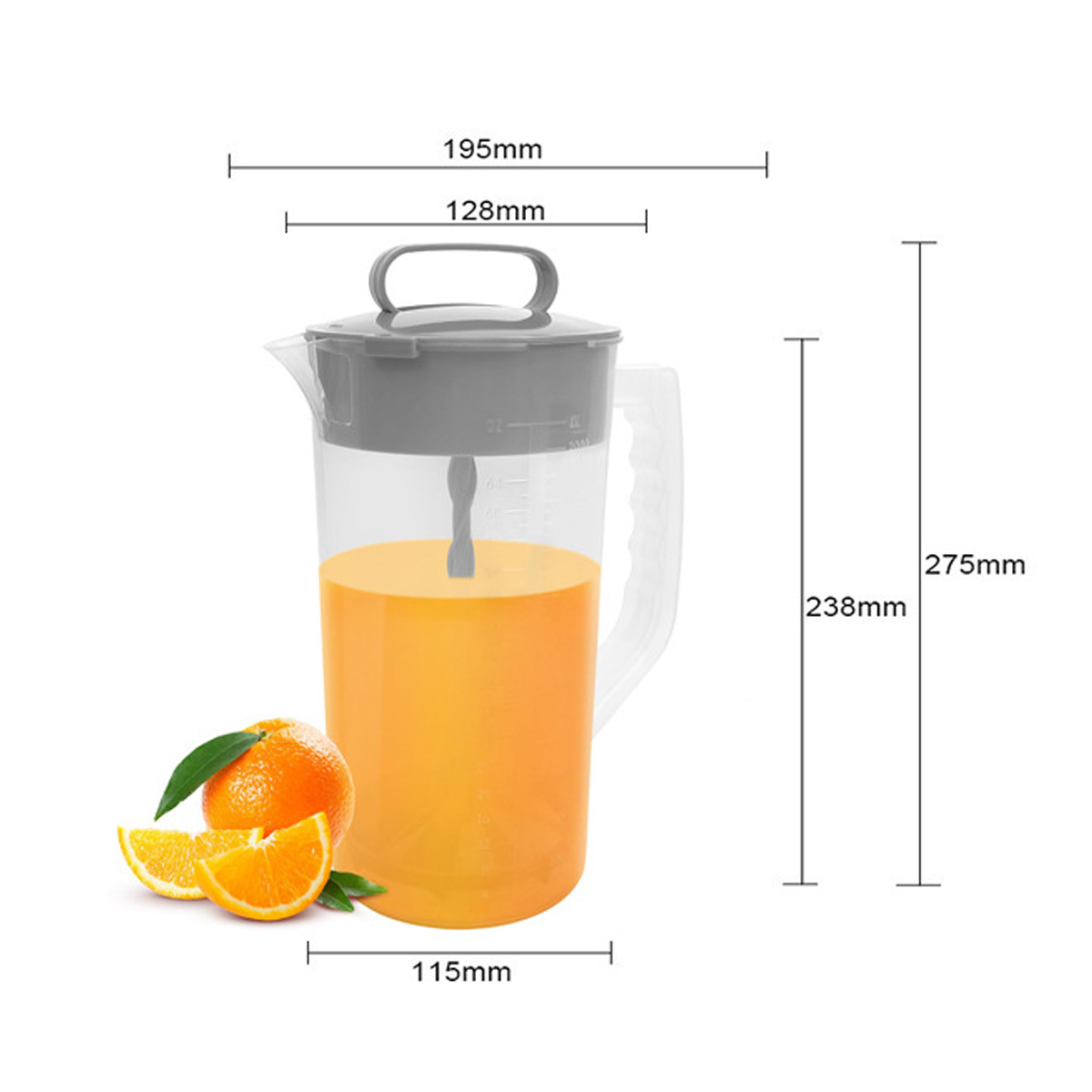 Ein klarer Krug mit Orangensaft, Orangen und Scheiben, mit Maßangaben auf weißem Hintergrund.