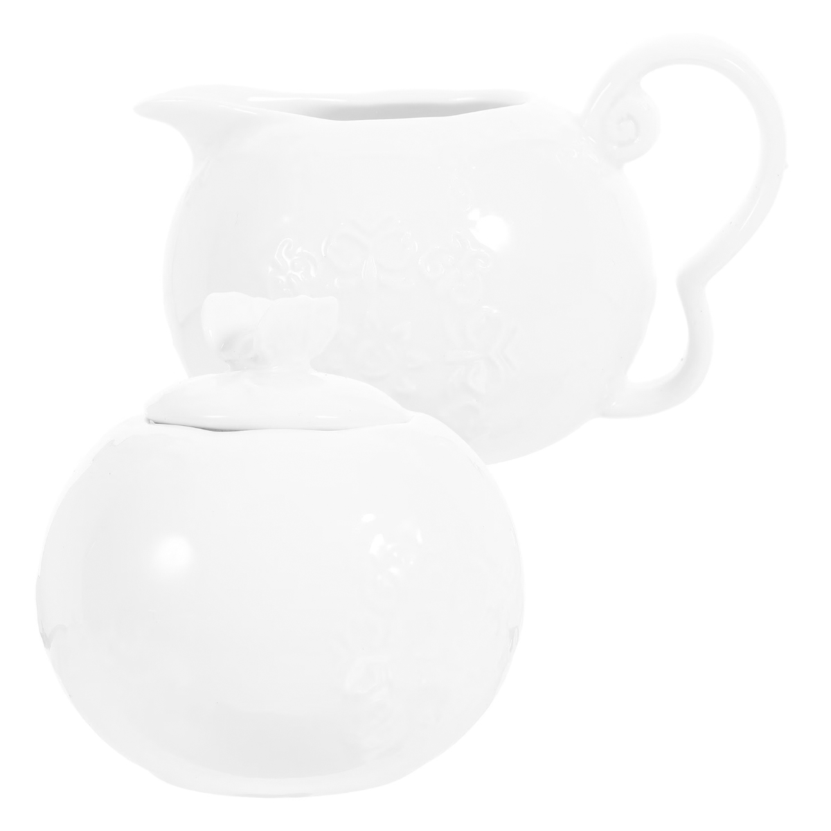 Zwei weiße Keramik-Servierstücke: ein Sahnekännchen mit Henkel und eine Zuckerdose mit Deckel. Beide Teile haben Blumendetails.