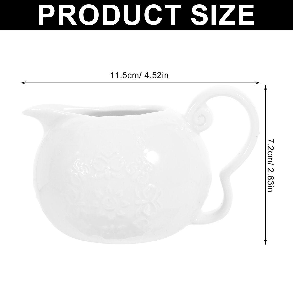 Ein weißer Keramik-Sahneaufgießer mit Griff und Blumendesign, Abmessungen sind 11,5 cm/4,52 Zoll breit und 7,2 cm/2,83 Zoll hoch.