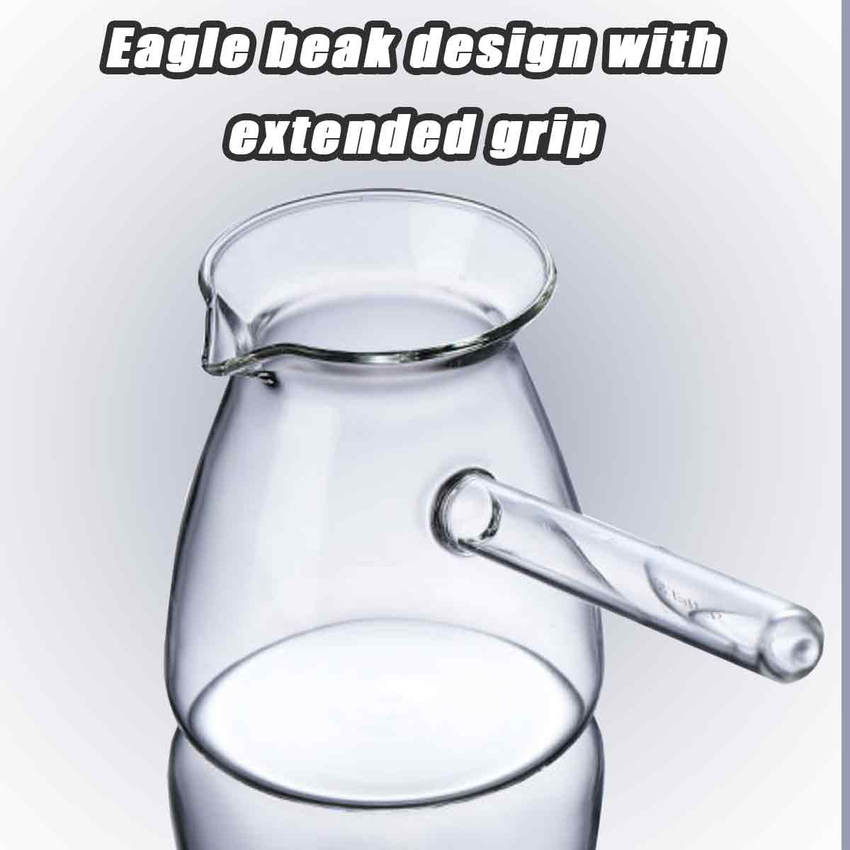 Klarer Glasbecher mit einem Adler-Schnabel-Design und einem verlängerten Griff.