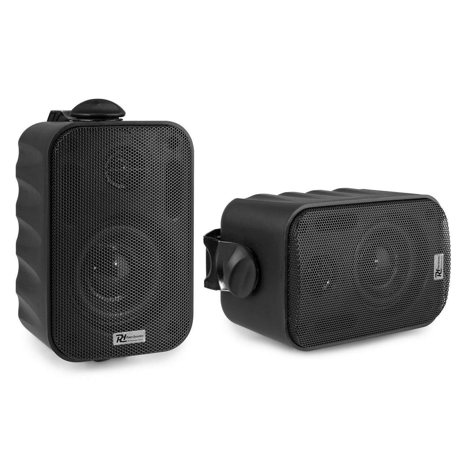Dos altavoces rectangulares negros con frentes de malla, uno vertical, otro horizontal. Ambos tienen soportes.