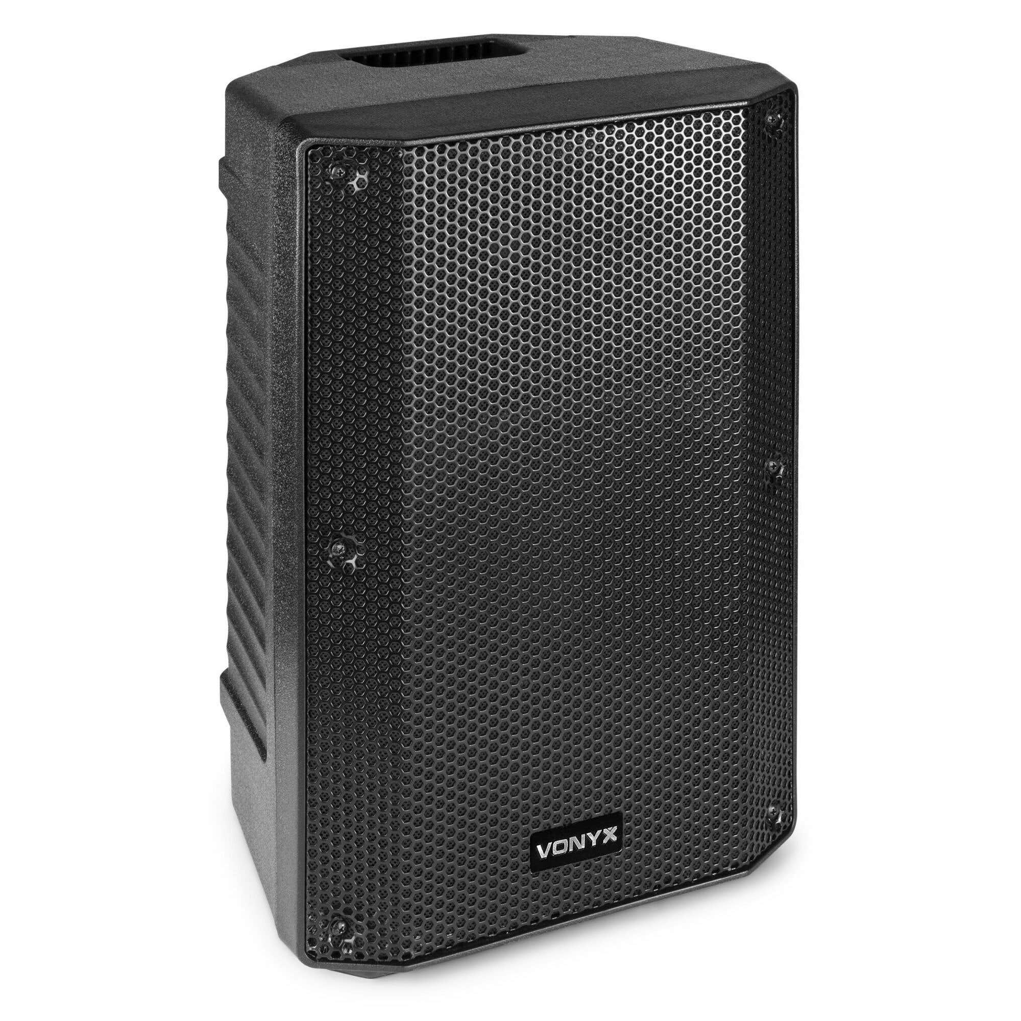 Altavoz negro con rejilla de panal, la marca es Vonyx. Se encuentra sobre una superficie blanca.