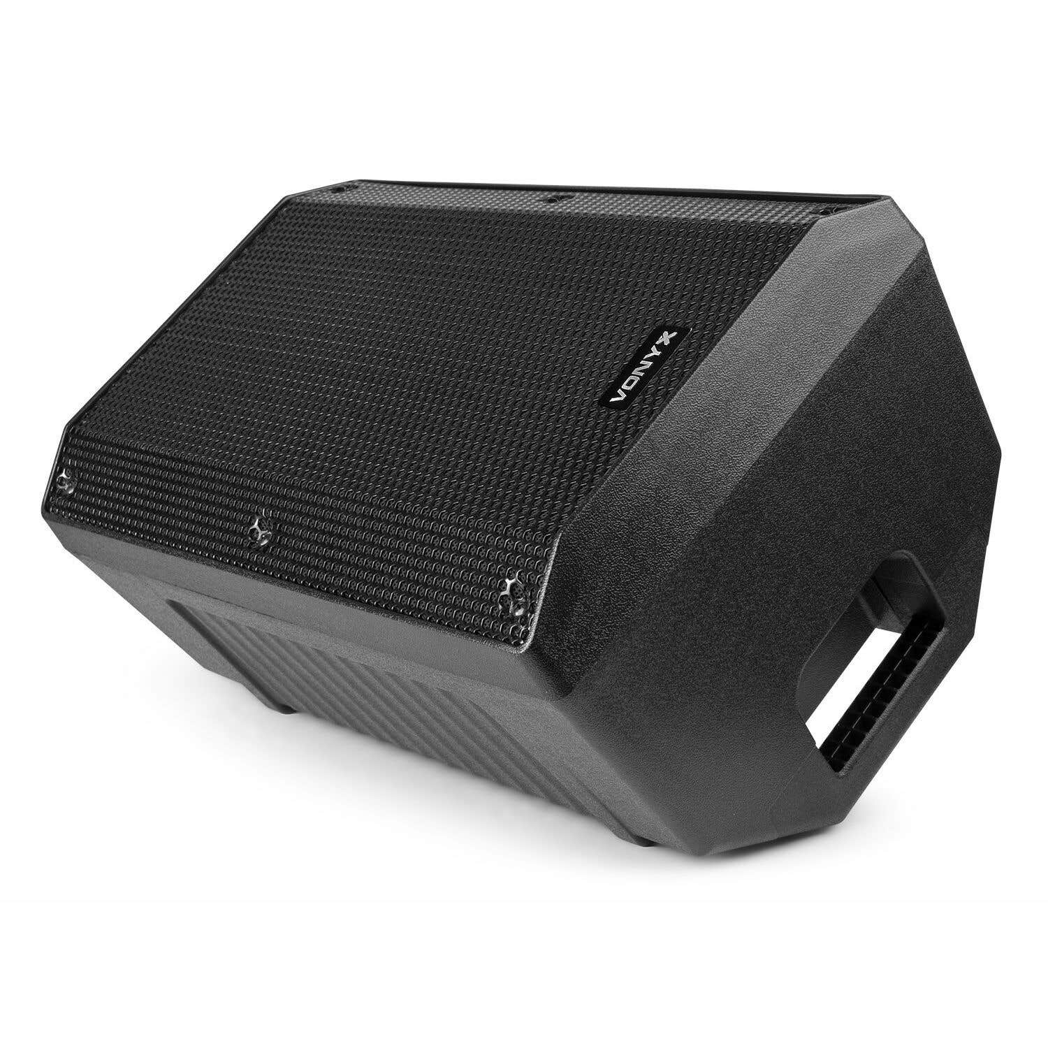Un altavoz Vonyx negro inclinado hacia el espectador. Tiene una parte delantera texturizada y un asa lateral, sobre fondo blanco.