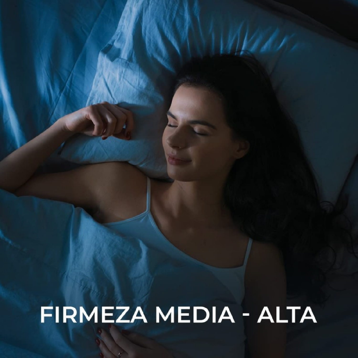 Una mujer duerme en la cama, sobre sábanas azules. Su cabello oscuro se extiende sobre la almohada y lleva una camiseta blanca. Texto superpuesto.