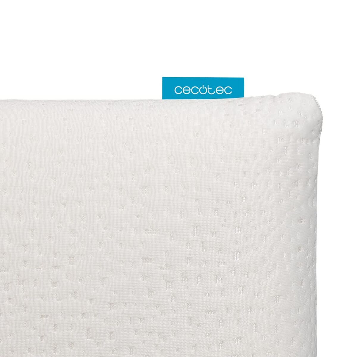 Primer plano de una almohada blanca con superficie texturizada. Un rectángulo azul con texto 'cecotec' está adjunto.