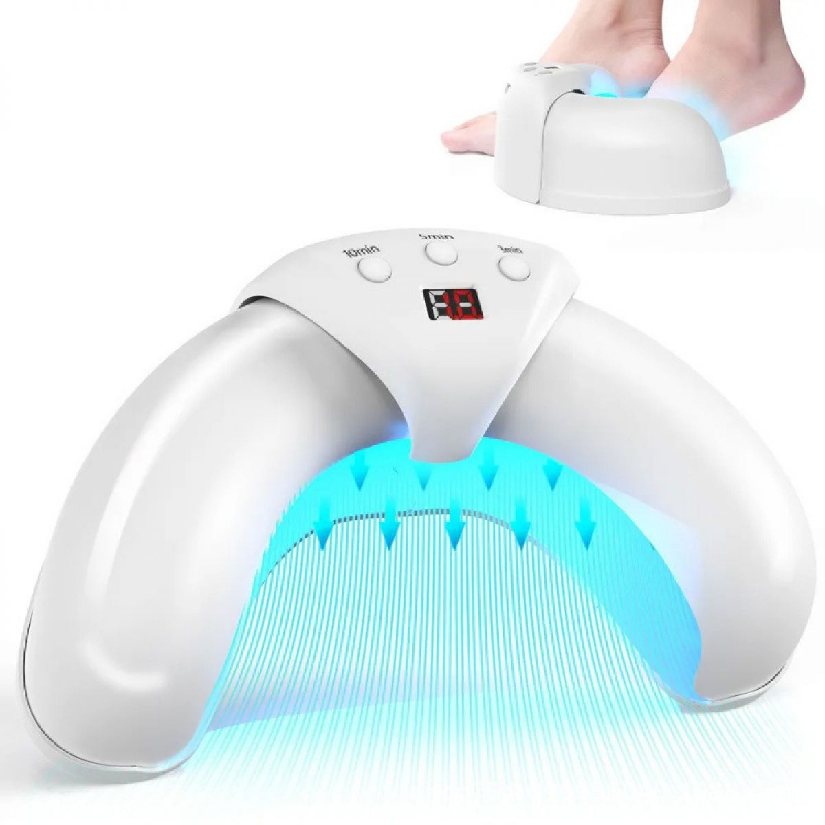 Weißer Nageltrockner mit blauem Licht. Füße im Trockner, Digitalanzeige und Tasten für Zeiteinstellungen. Weißer Hintergrund.