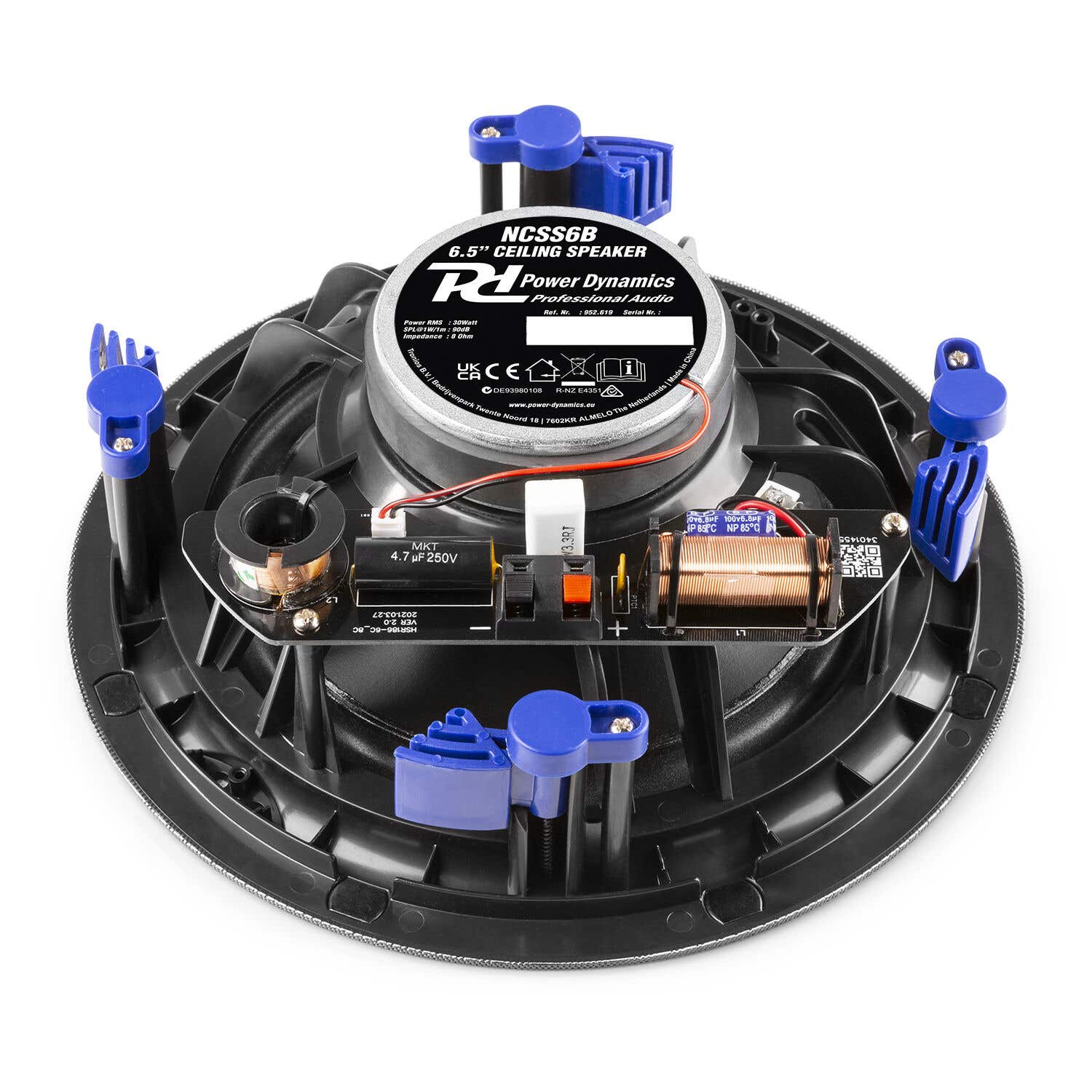 Un altavoz de techo con clips azules y un marco negro. Tiene una etiqueta blanca con texto y varios componentes electrónicos.