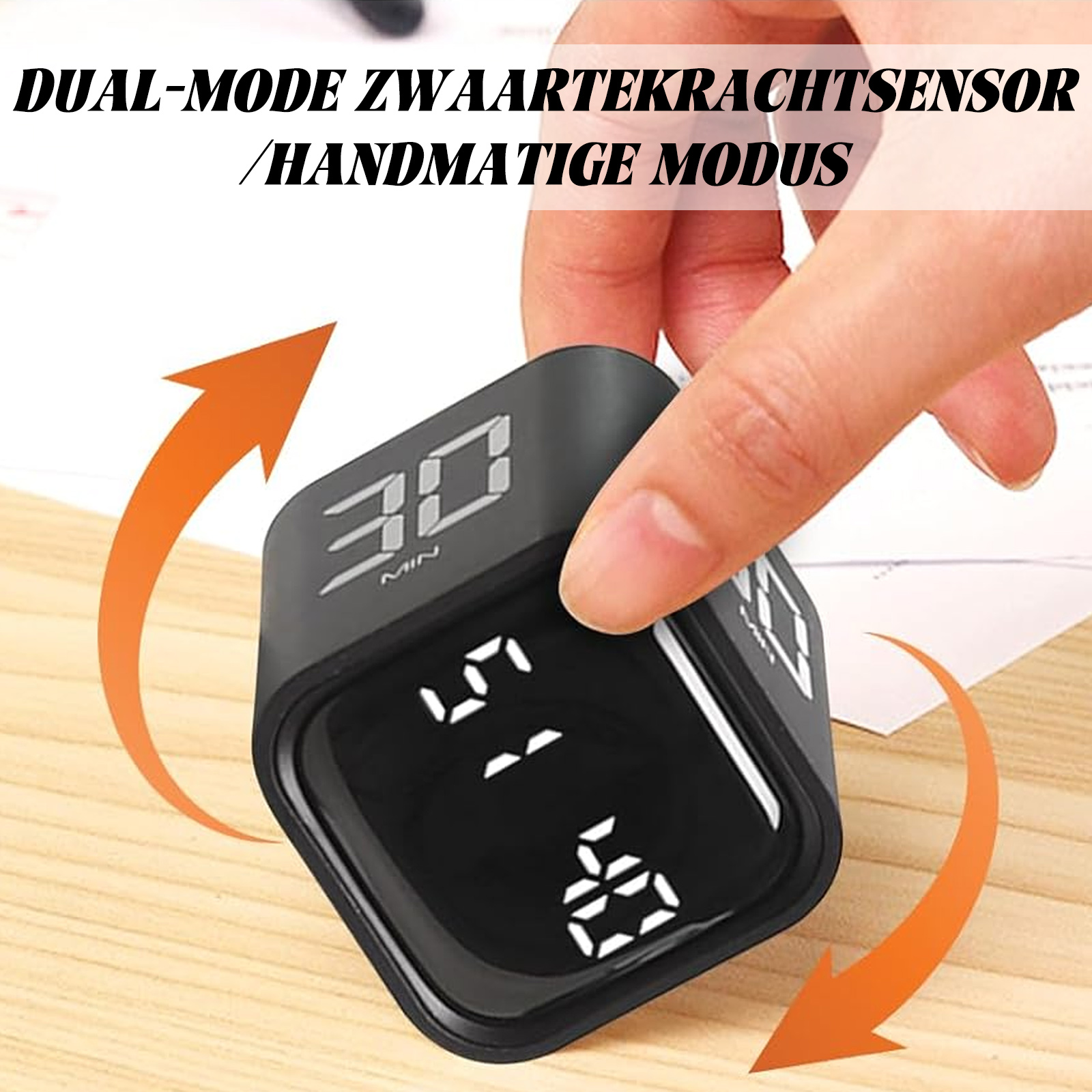 Schwarzer Würfel-Timer mit LED-Anzeige, die die Zeit anzeigt. Eine Hand berührt den Timer. Orangefarbene Pfeile zeigen darauf.
