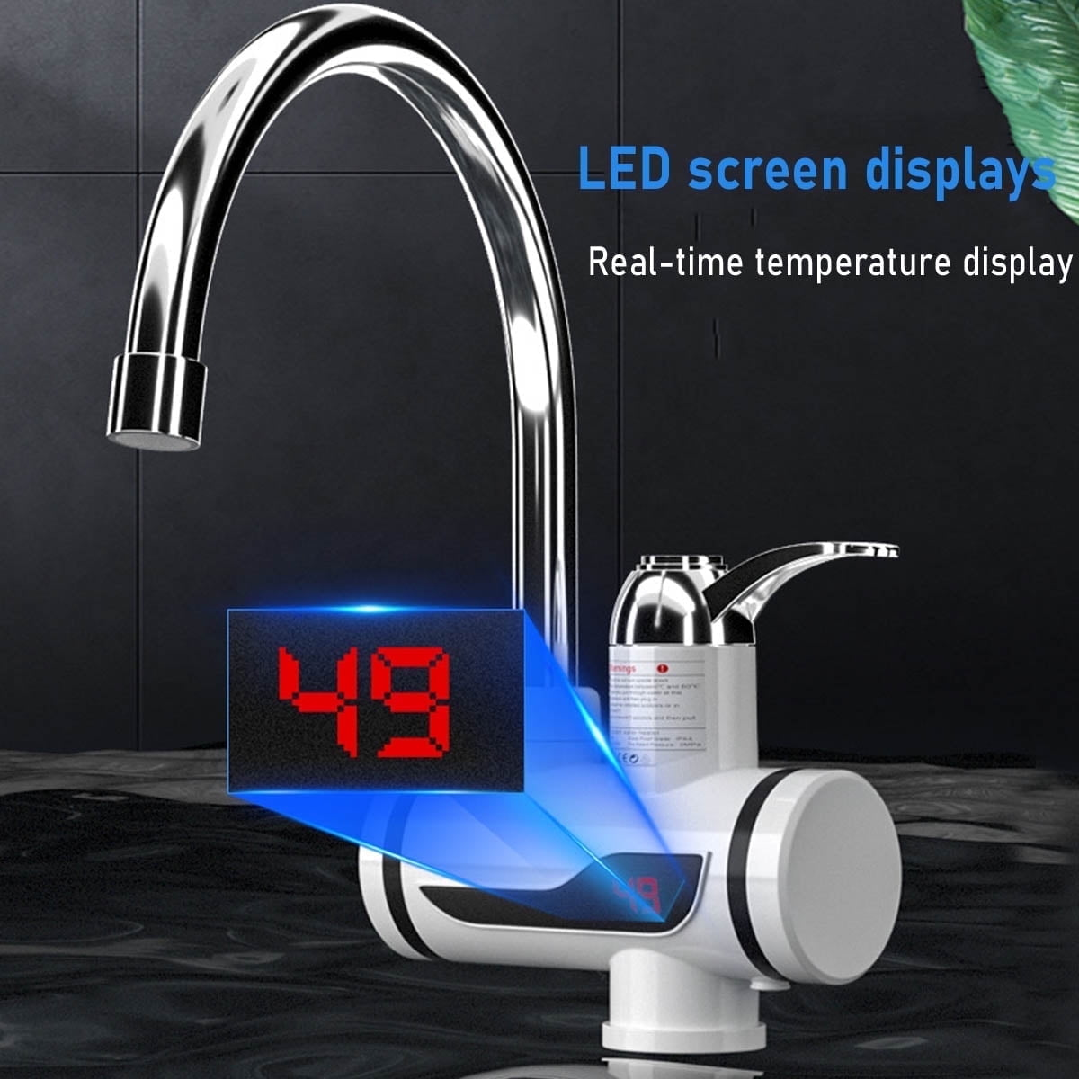 Ein verchromter Wasserhahn mit LED-Anzeige, die 49 anzeigt. Es ist eine Echtzeit-Temperaturanzeige. Der Hintergrund ist eine dunkle, glänzende Oberfläche.