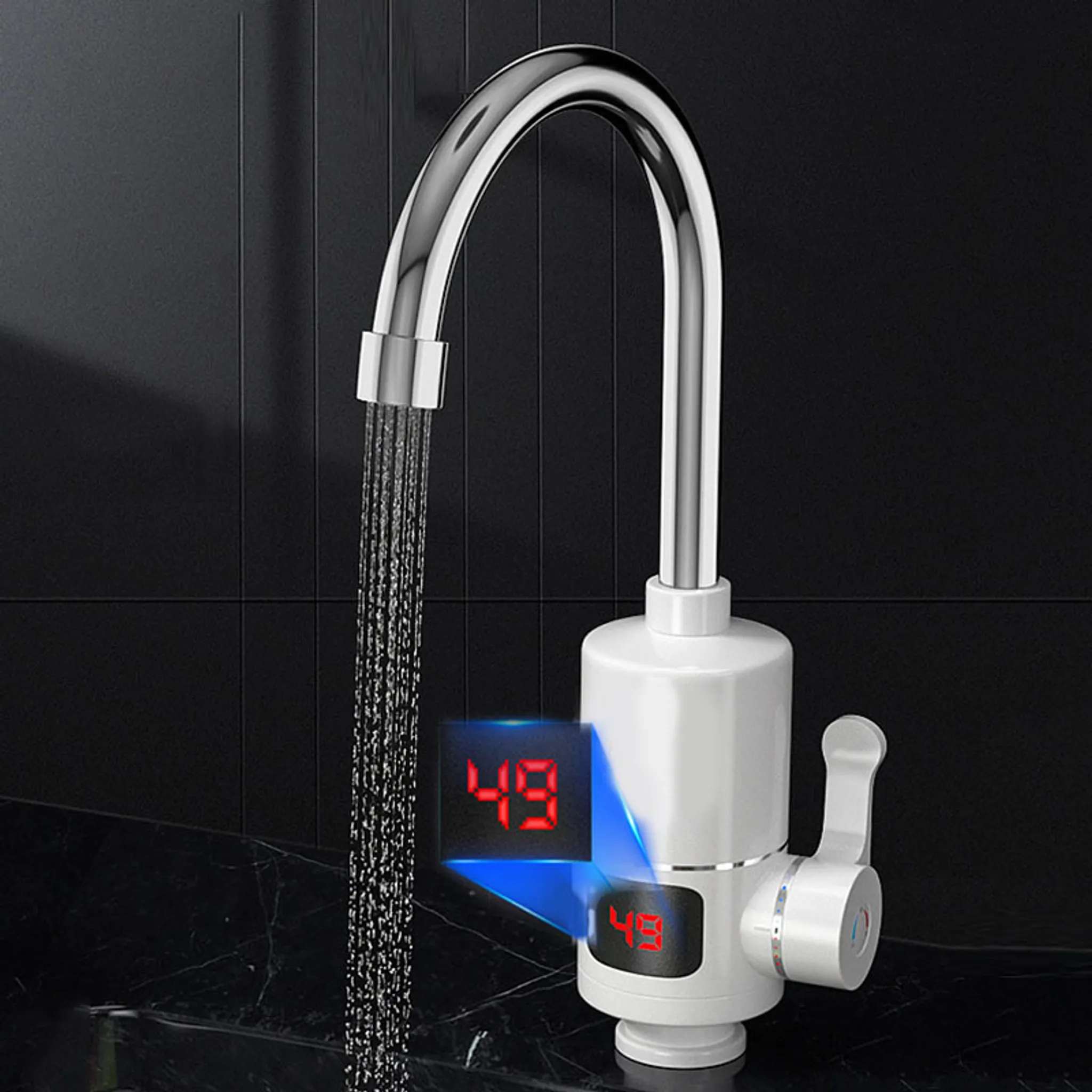 Ein verchromter Wasserhahn gibt Wasser ab. Es hat eine digitale Anzeige mit der Zahl 49. Der Hintergrund ist eine schwarze Fliesenwand.