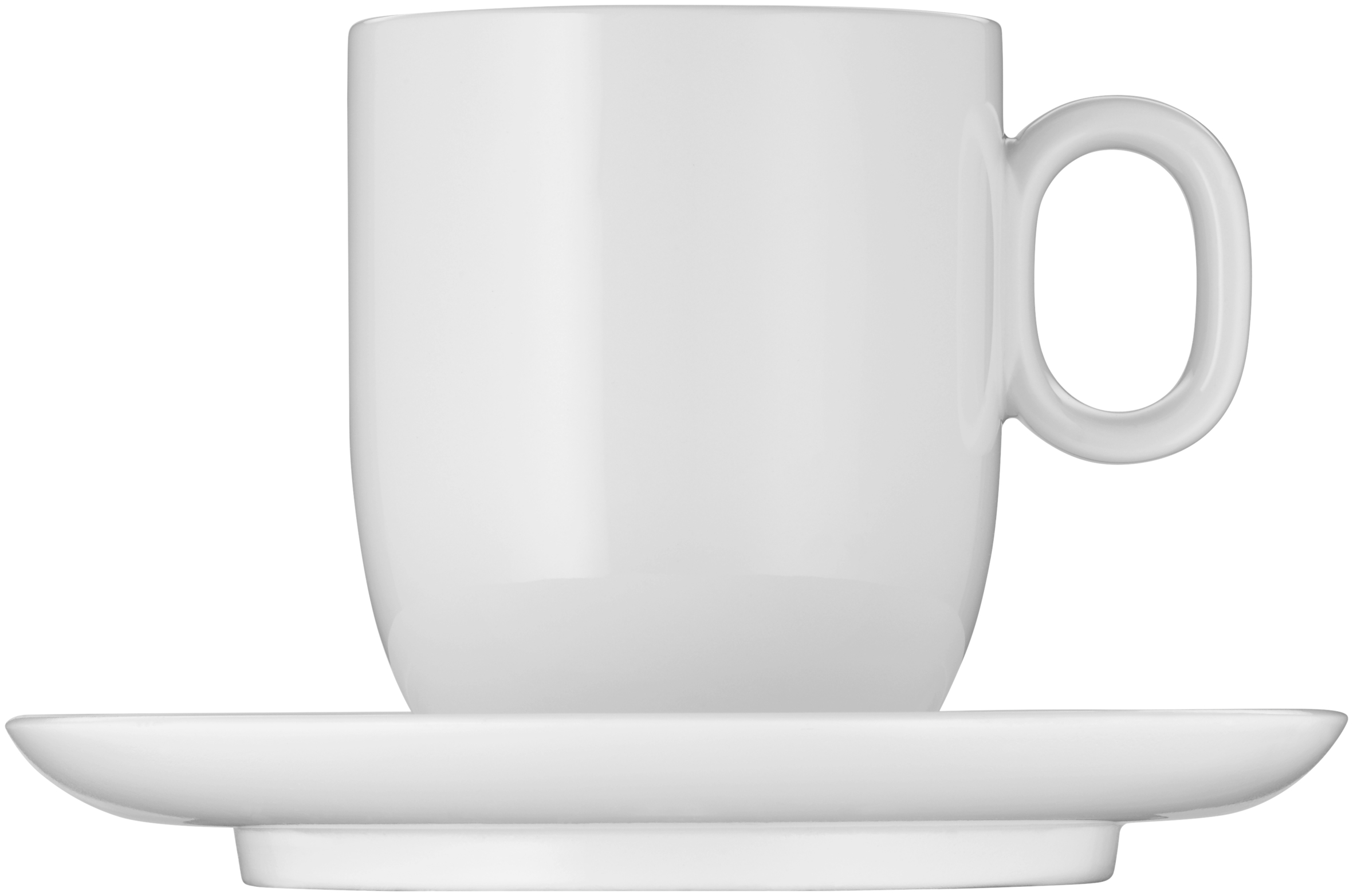 Eine weiße Keramik-Tasse mit Henkel steht auf einer passenden Untertasse. Beides vor weißem Hintergrund.