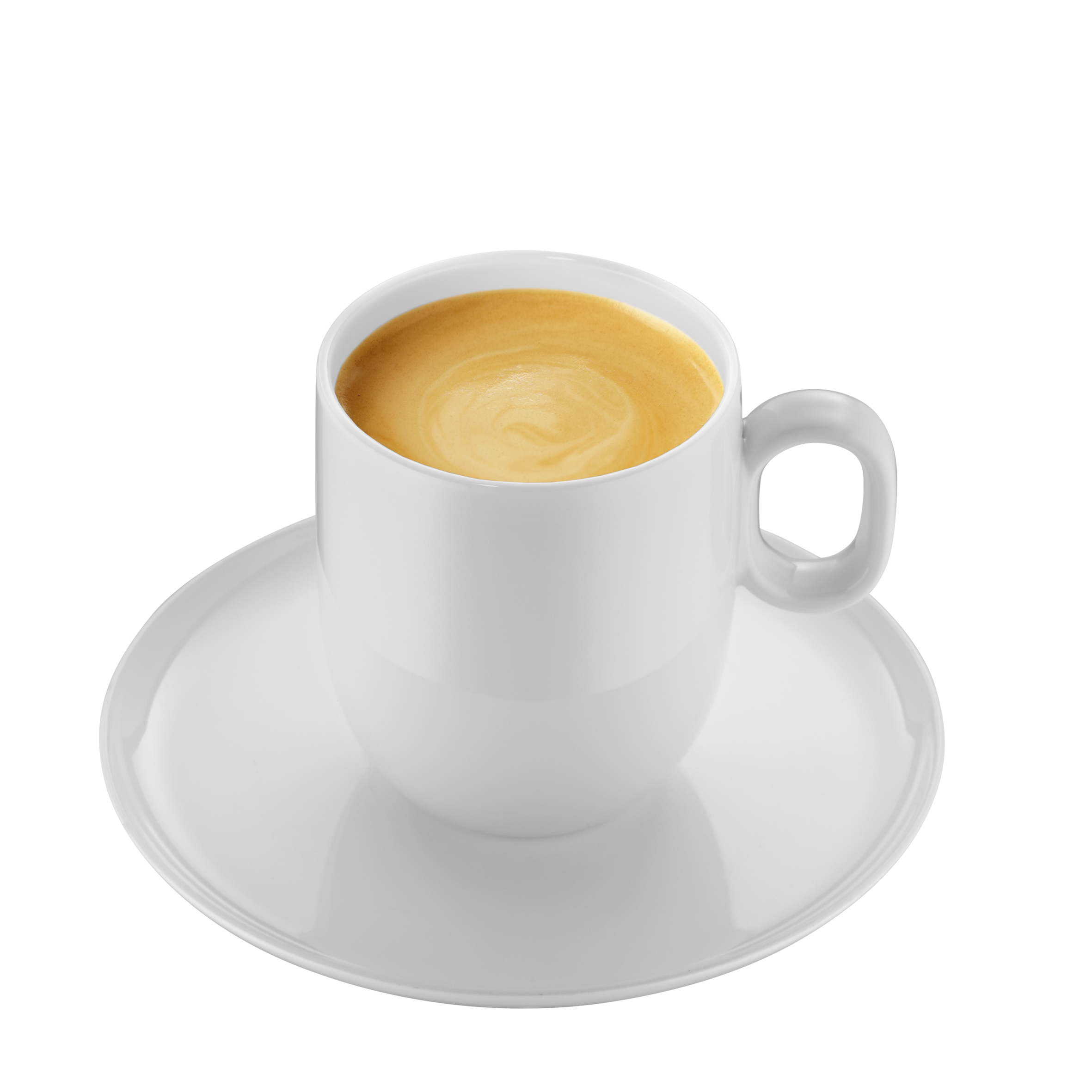 Eine weiße Kaffeetasse mit Schaum steht auf einer weißen Untertasse. Der Hintergrund ist weiß.