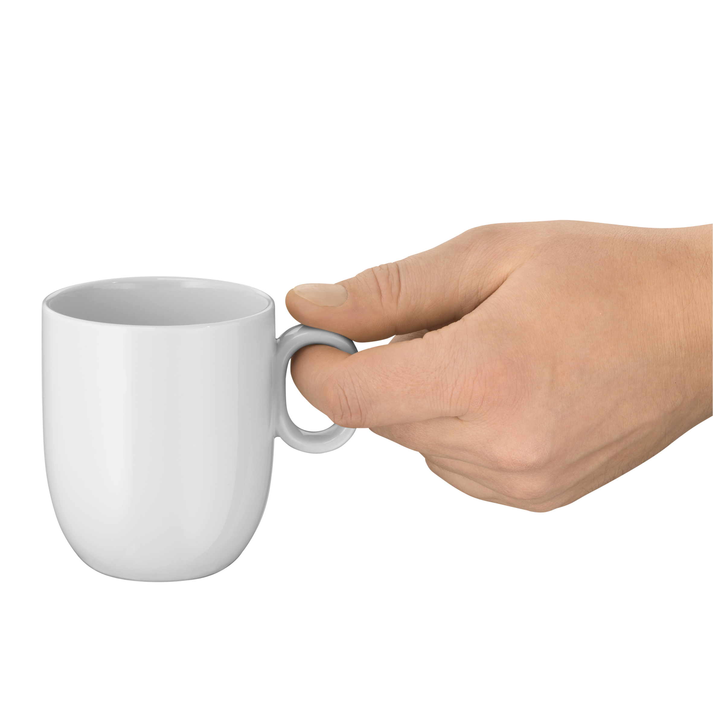 Eine Hand hält einen weißen Becher mit grauem Griff vor weißem Hintergrund.
