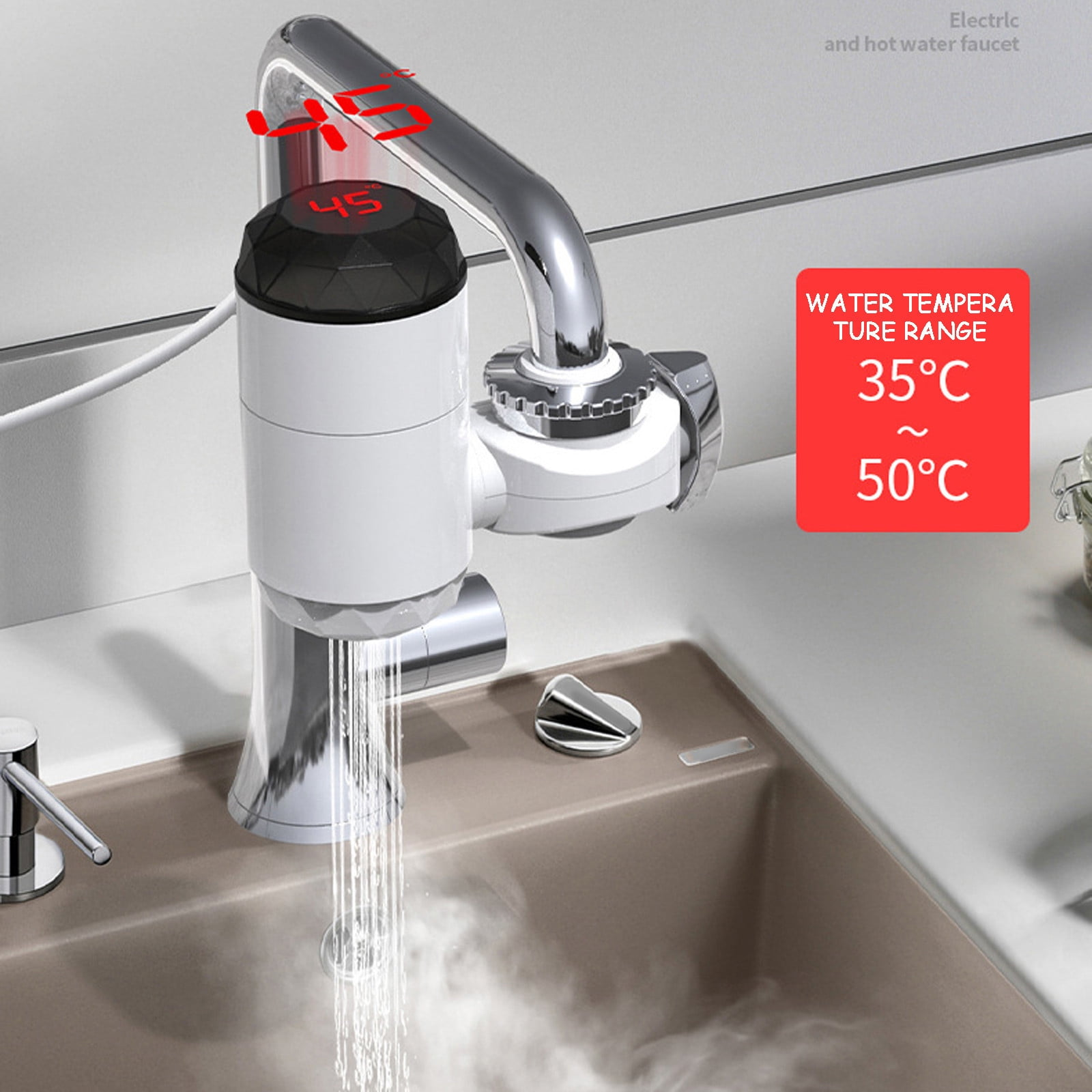 Ein Wasserhahn mit Digitalanzeige, die 45 Grad anzeigt. Wasser fließt in ein Waschbecken. Ein rotes Schild zeigt den Temperaturbereich an.