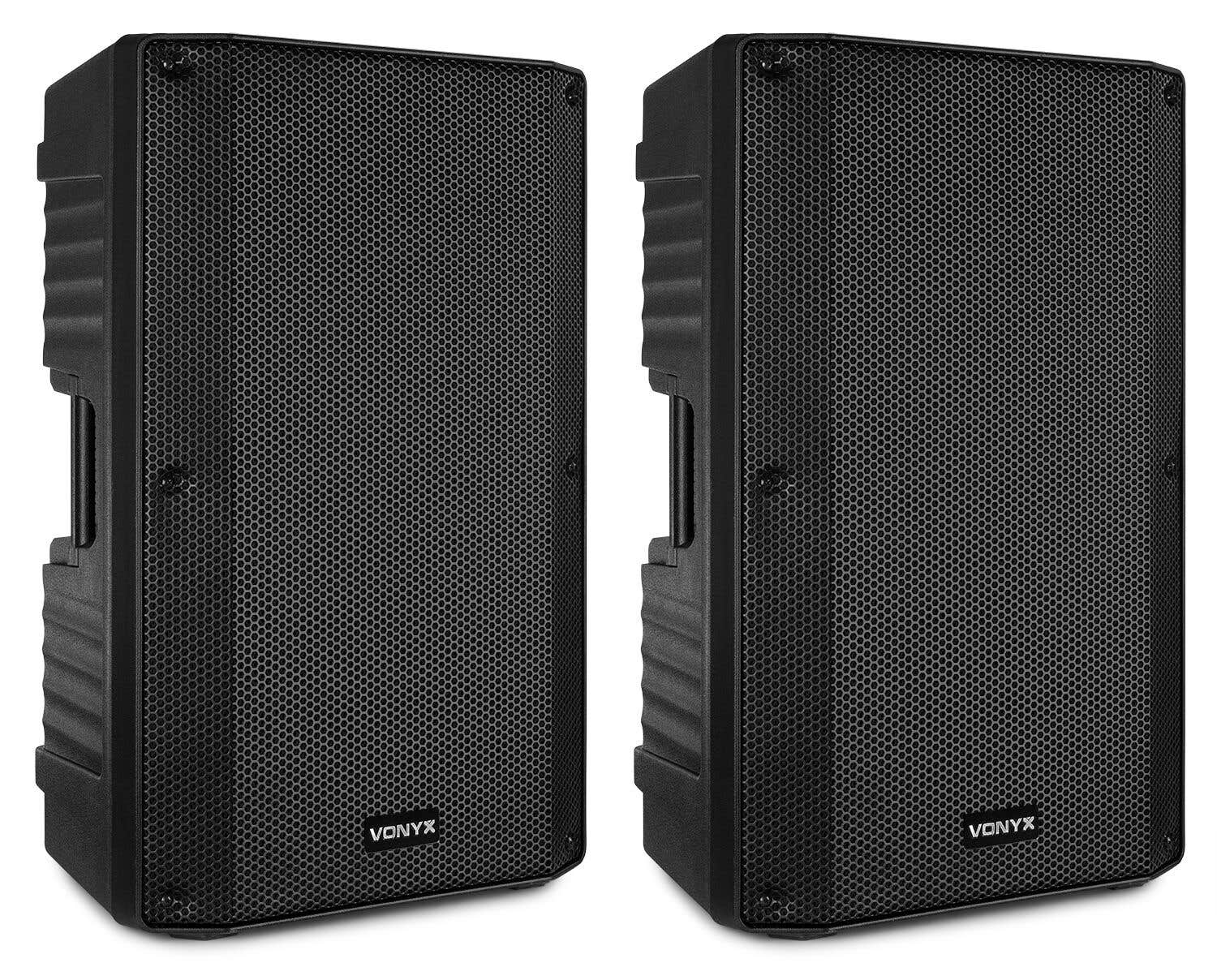 Dos altavoces Vonyx negros. Cada uno tiene una rejilla frontal de metal. Los altavoces son rectangulares y verticales.