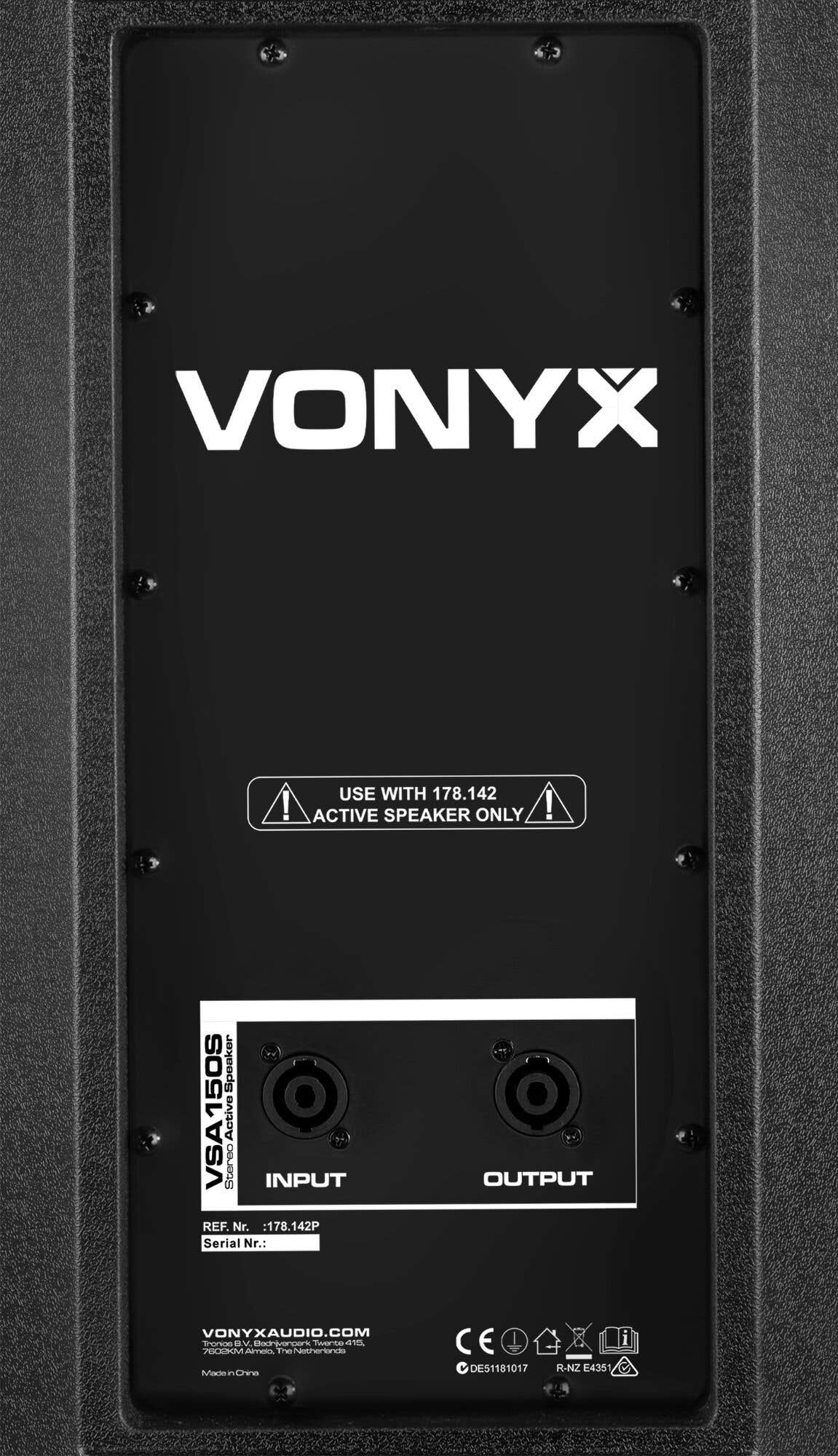 Panel de altavoz negro con la marca VONYX, entradas y salidas, y texto de advertencia. Detalles incluyen el modelo VSA150S y el número de serie.