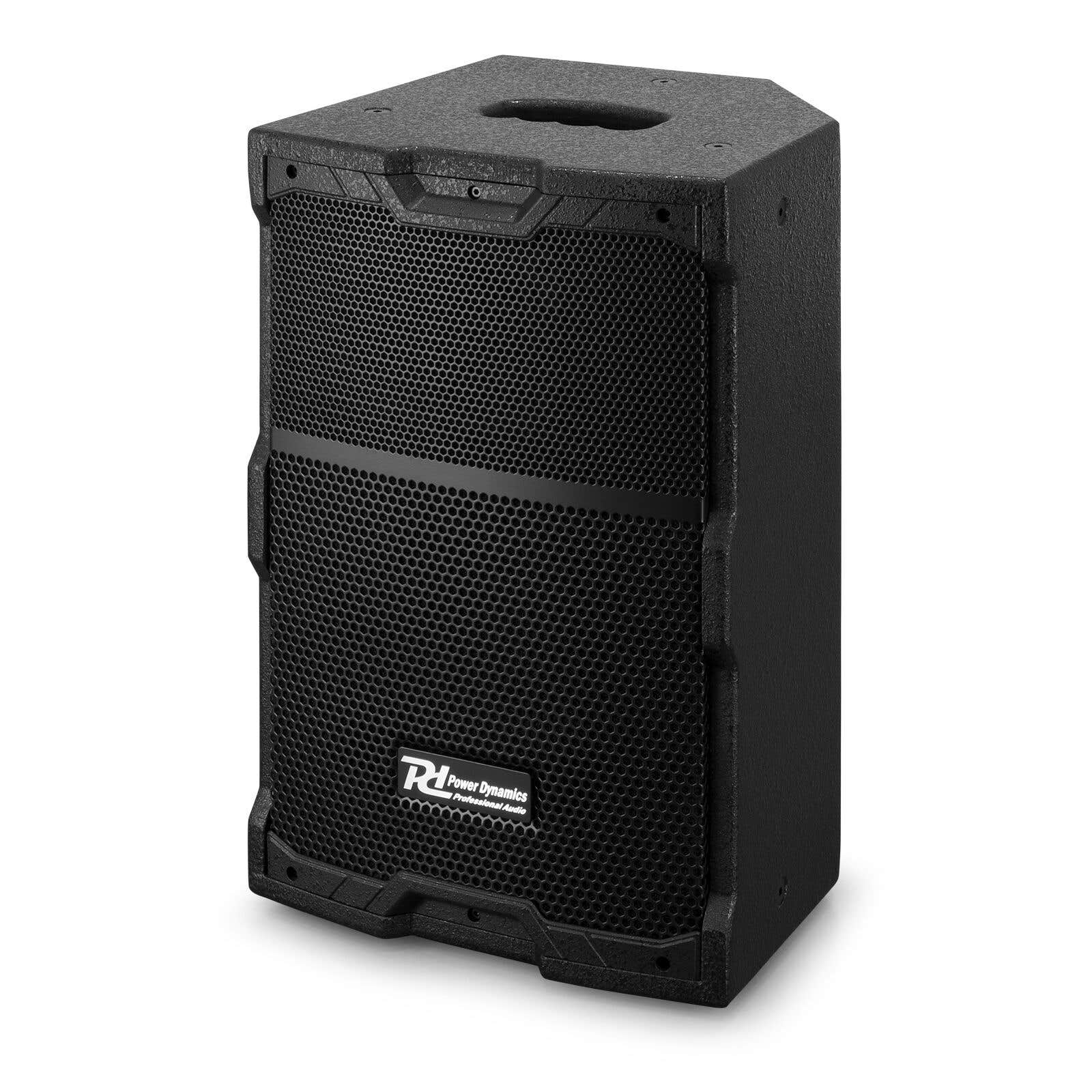 Un altavoz negro con una rejilla metálica frontal. El logotipo de Power Dynamics está en la parte inferior derecha.